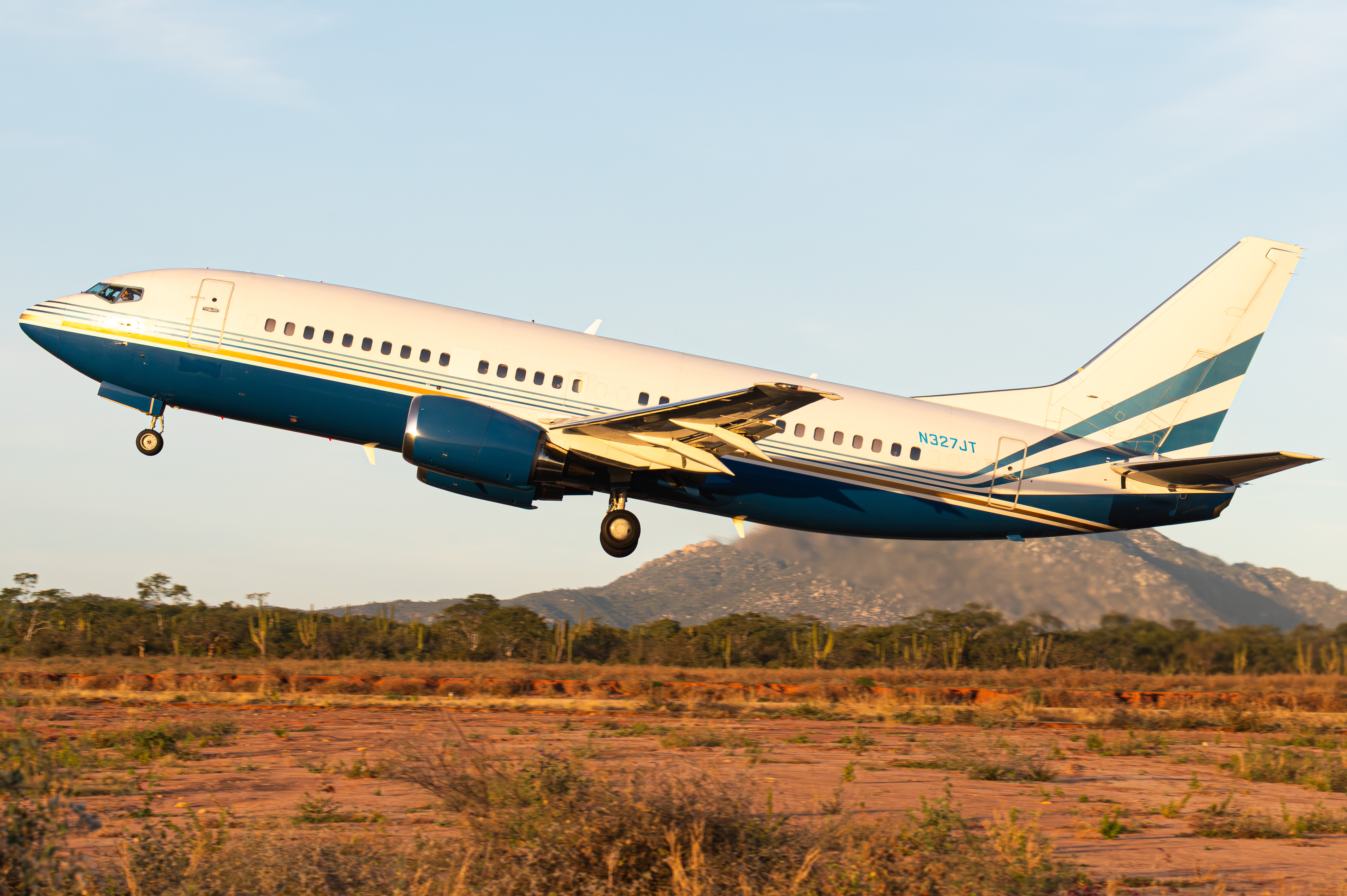 Full size: PRIVATE Boeing 737-300 N327JT at Aeropuerto de Cabo San Lucas Internacional