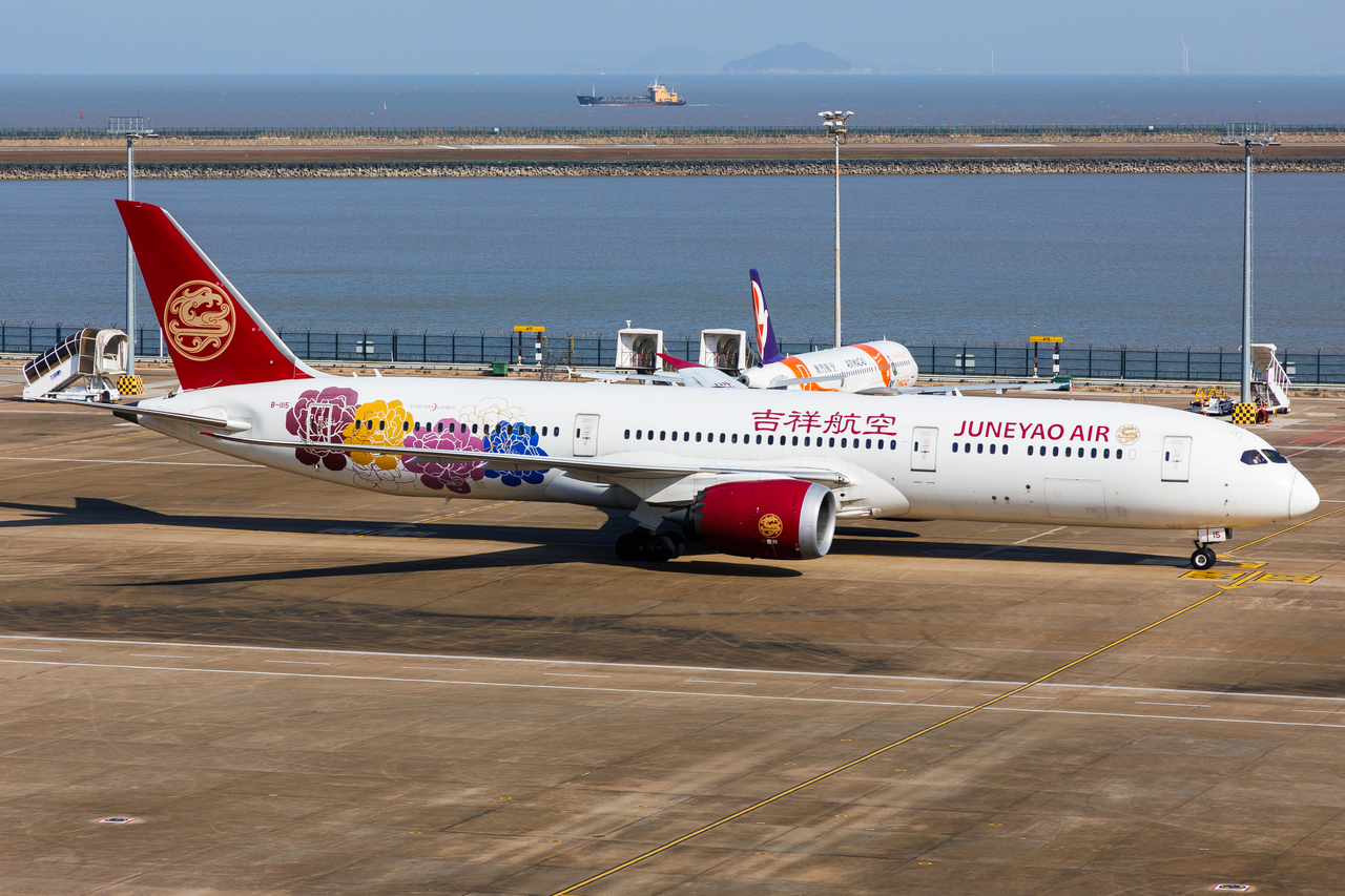 Full size: Juneyao Airlines Boeing 787-9 B-1115 at Macau International Airport