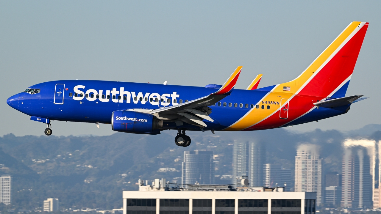 Full size: Southwest Airlines Boeing 737-700 N498WN at Los Angeles International Airport