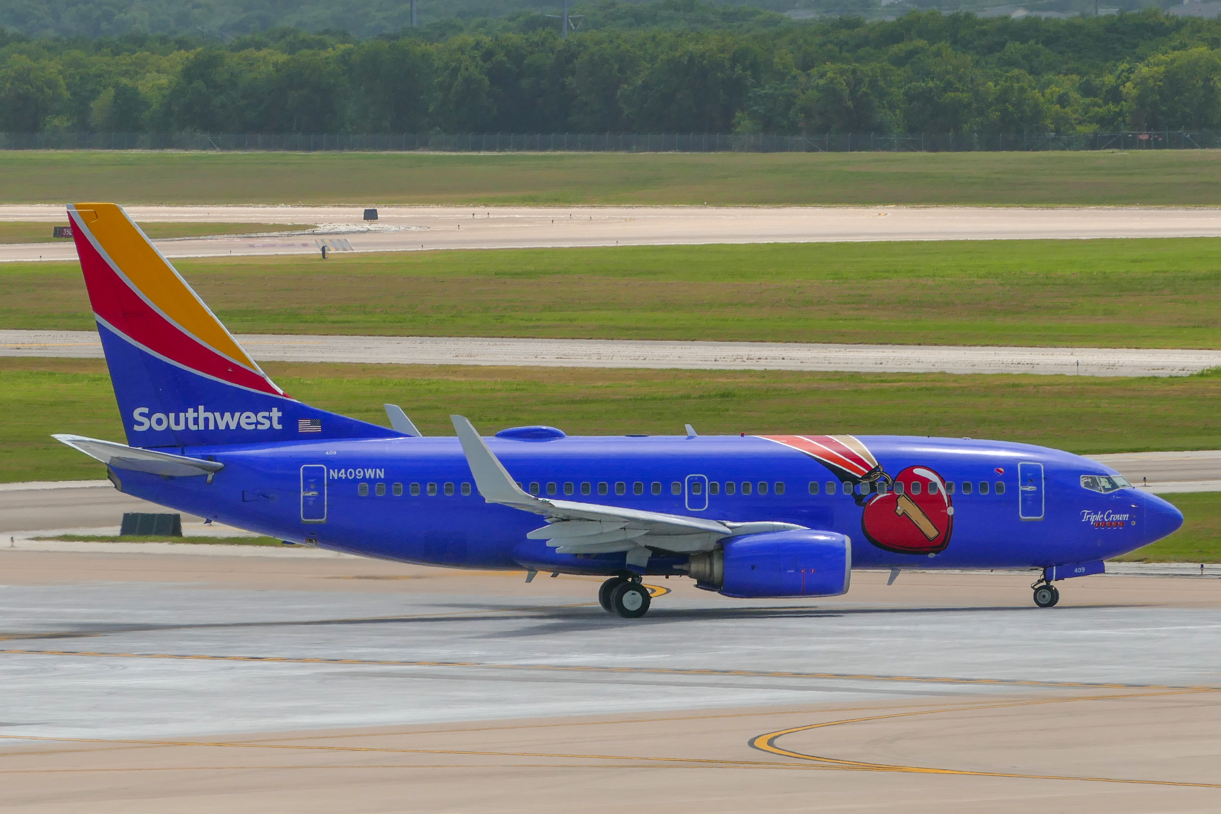 Full size: Southwest Airlines Boeing 737-700 N409WN at Austin-Bergstrom International Airport