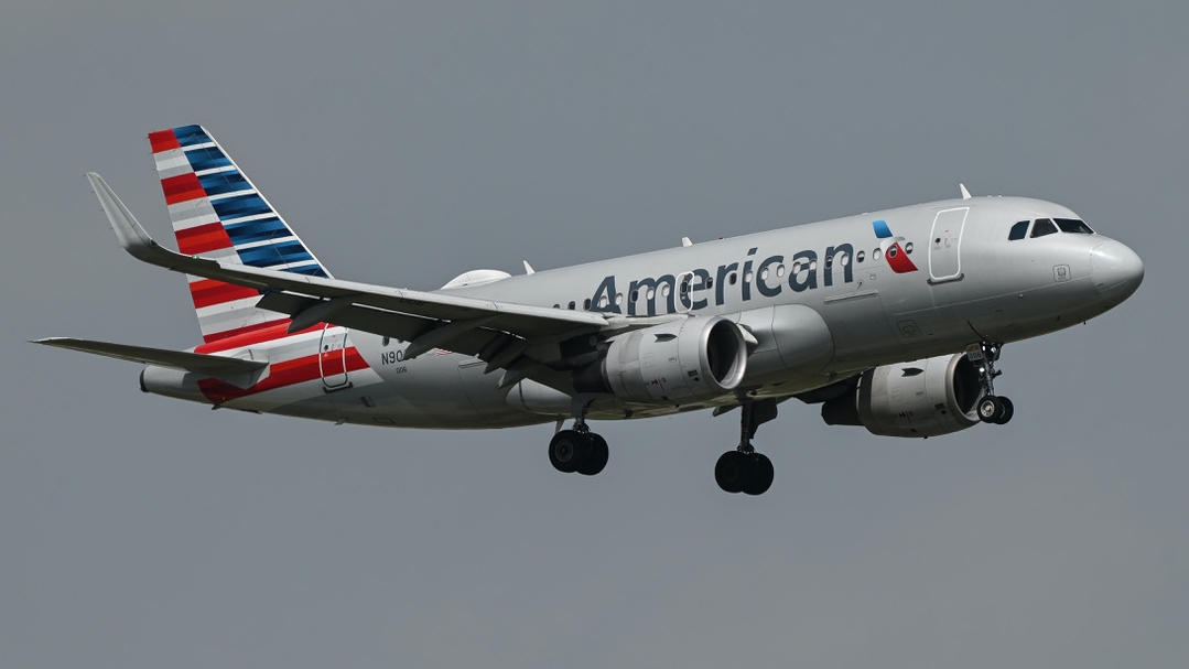 Full size: American Airlines Airbus A319 N9006 at Dallas-Fort Worth International Airport