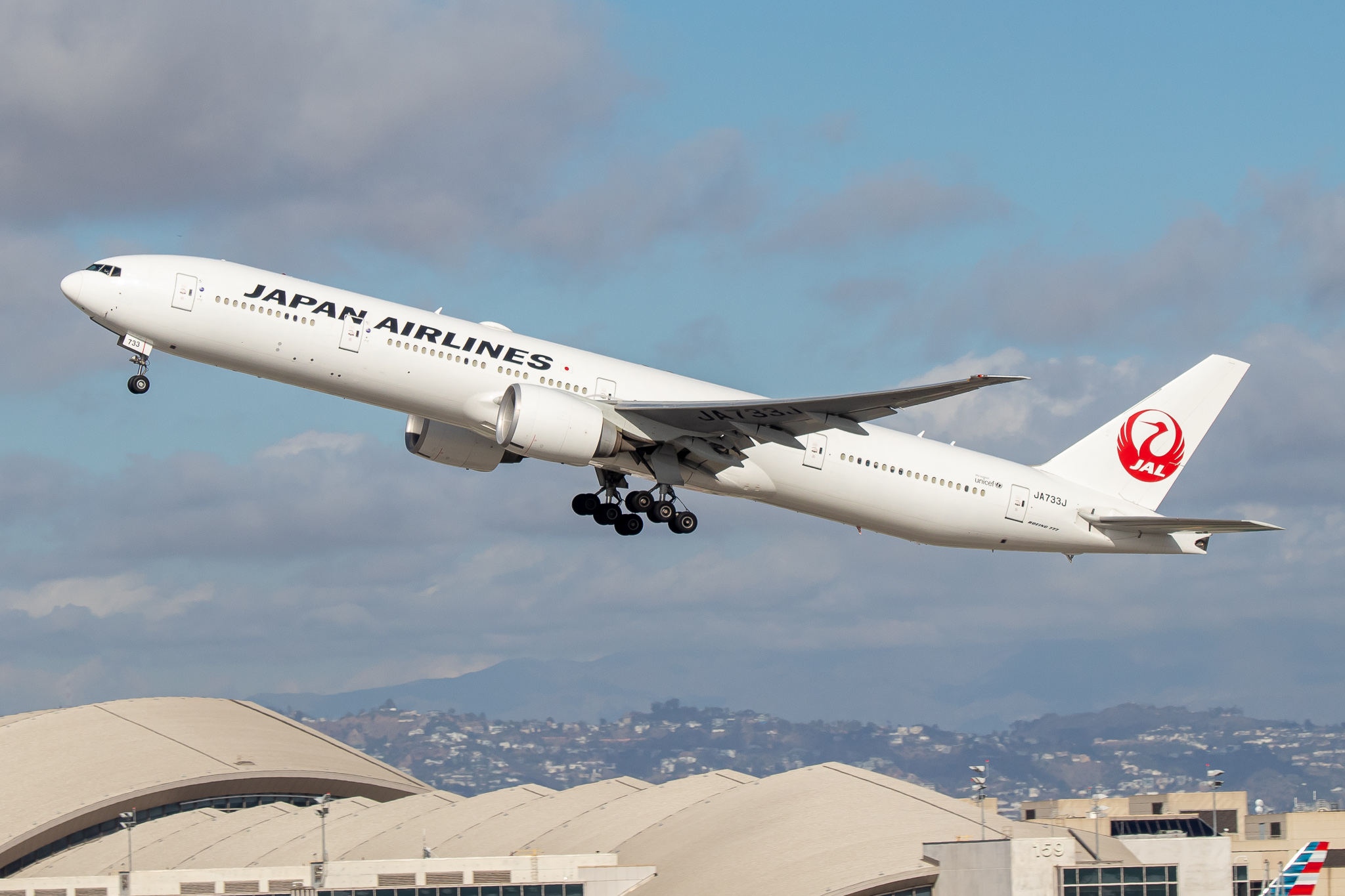 Full size: Japan Airlines Boeing 777-300ER JA733J at Los Angeles International Airport