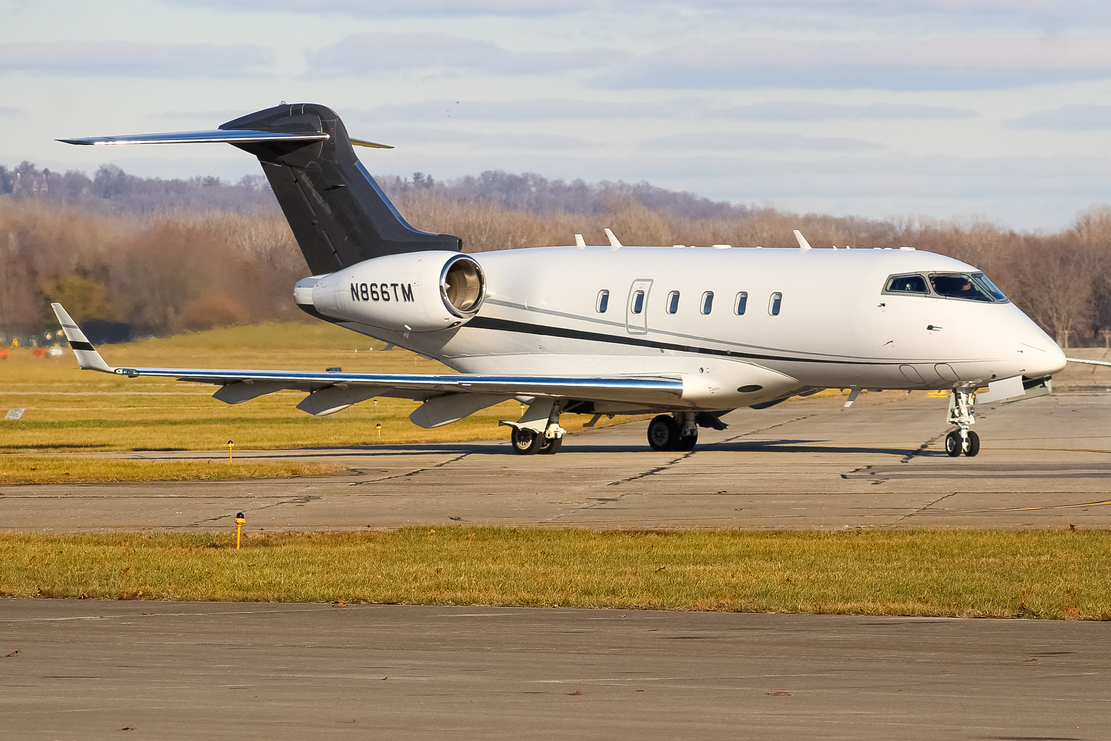 Full size: PRIVATE  Bombardier Challenger 300 N866TM at Cincinnati Municipal Airport/Lunken Field