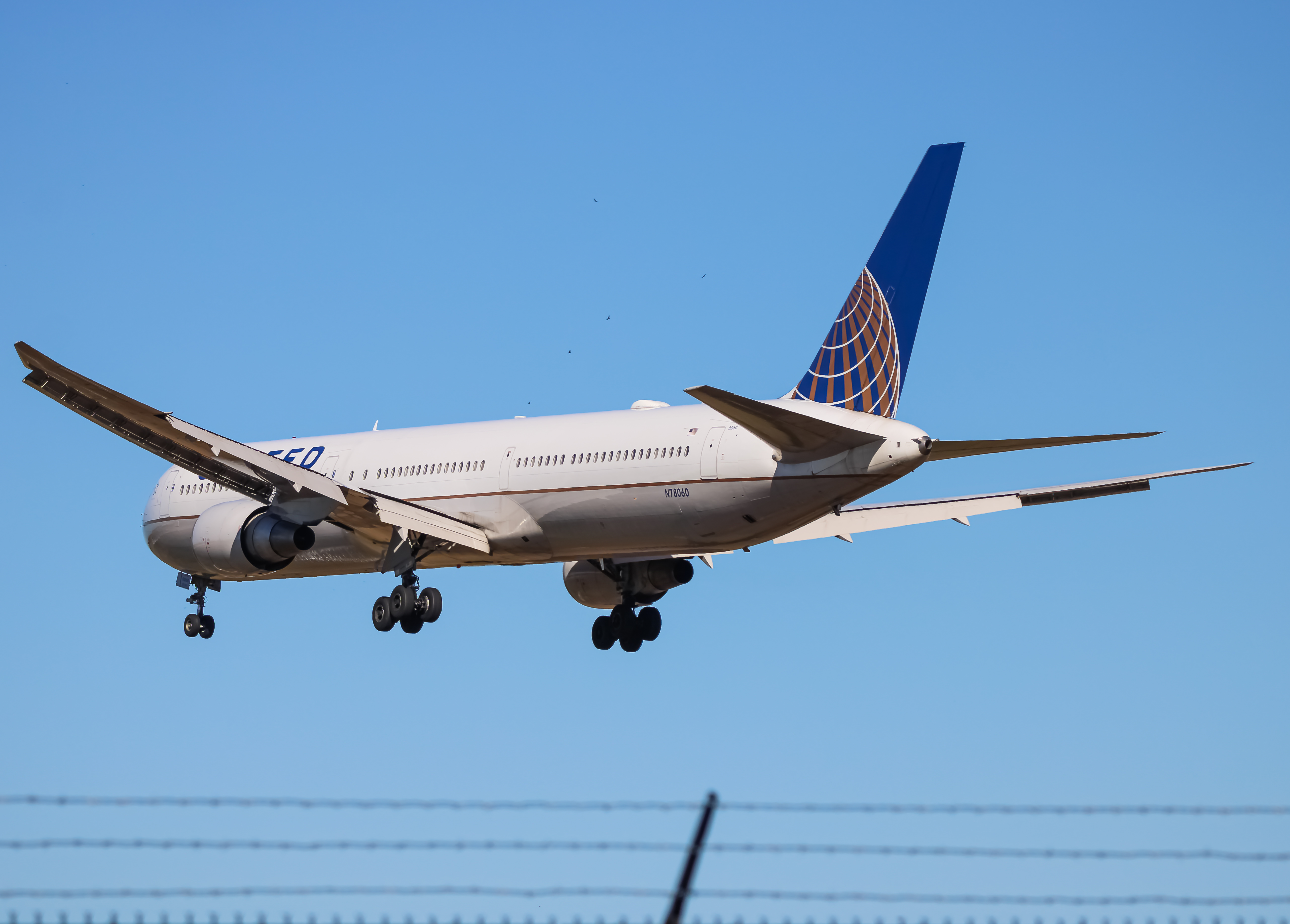 Full size: United Airlines Boeing 767-400ER N78060 at Washington Dulles International Airport