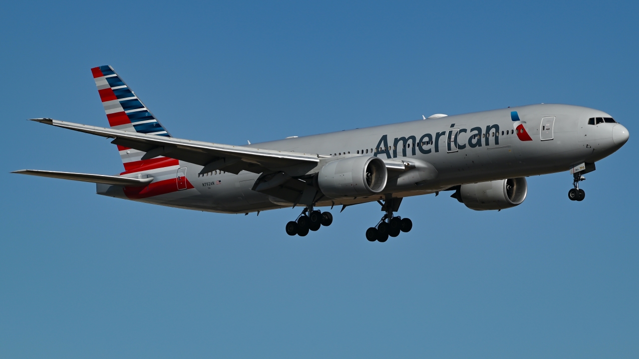 Full size: American Airlines Boeing 777-200ER N792AN at Dallas-Fort Worth International Airport