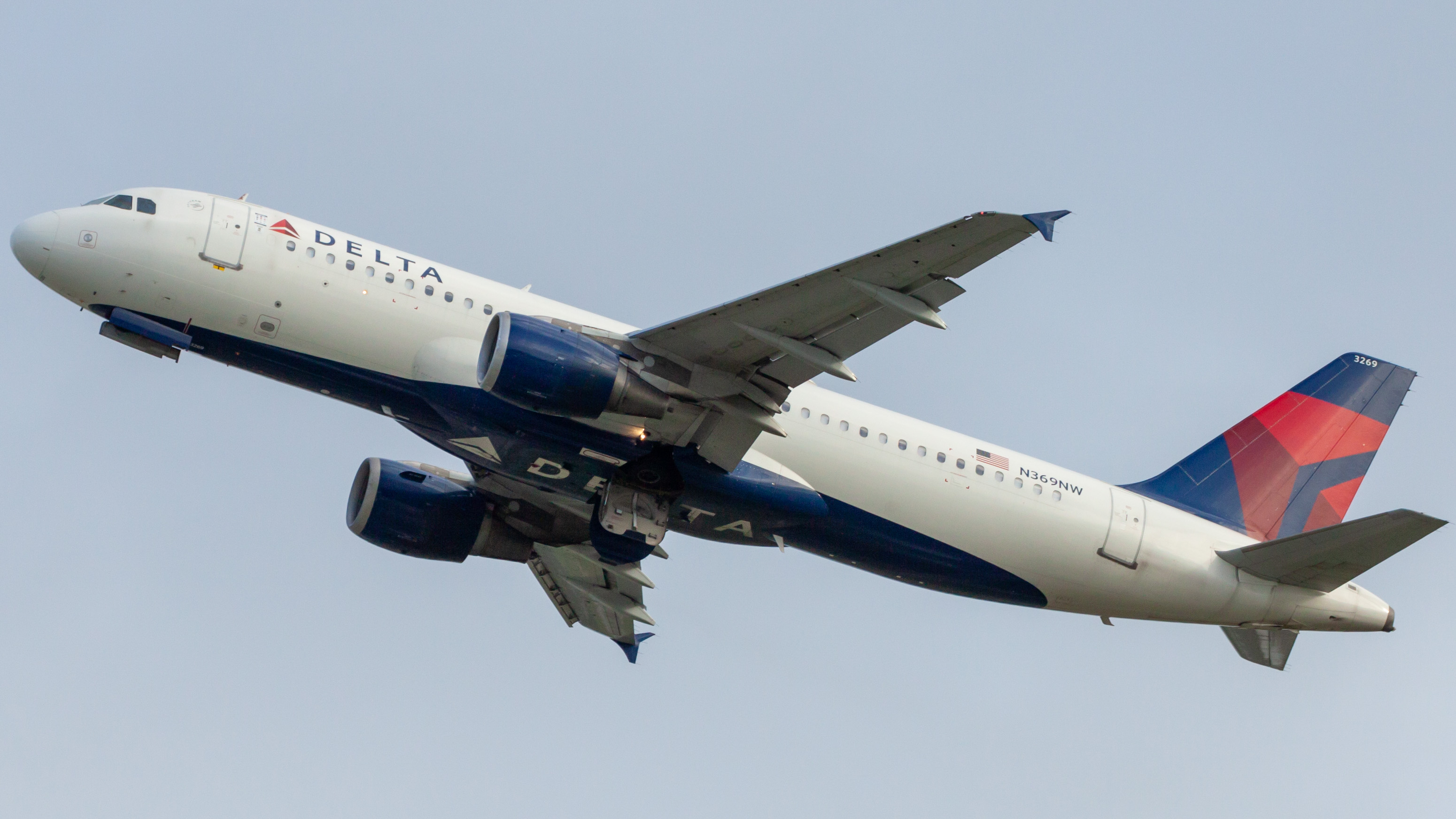 Full size: Delta Airlines Airbus A320 N369NW at Daytona Beach International Airport