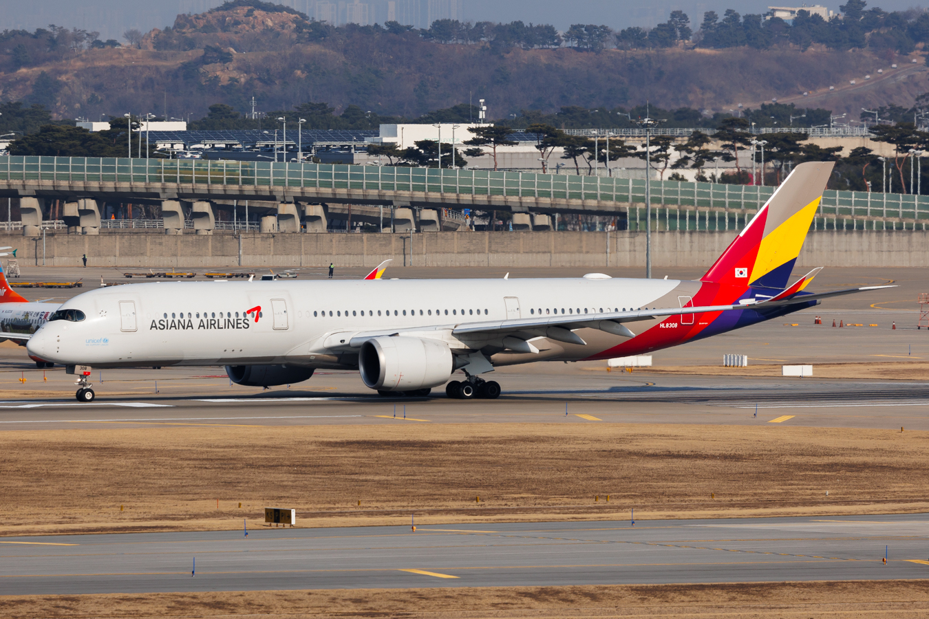 Full size: Asiana Airlines Airbus A350-900 HL8308 at Seoul-Incheon International Airport