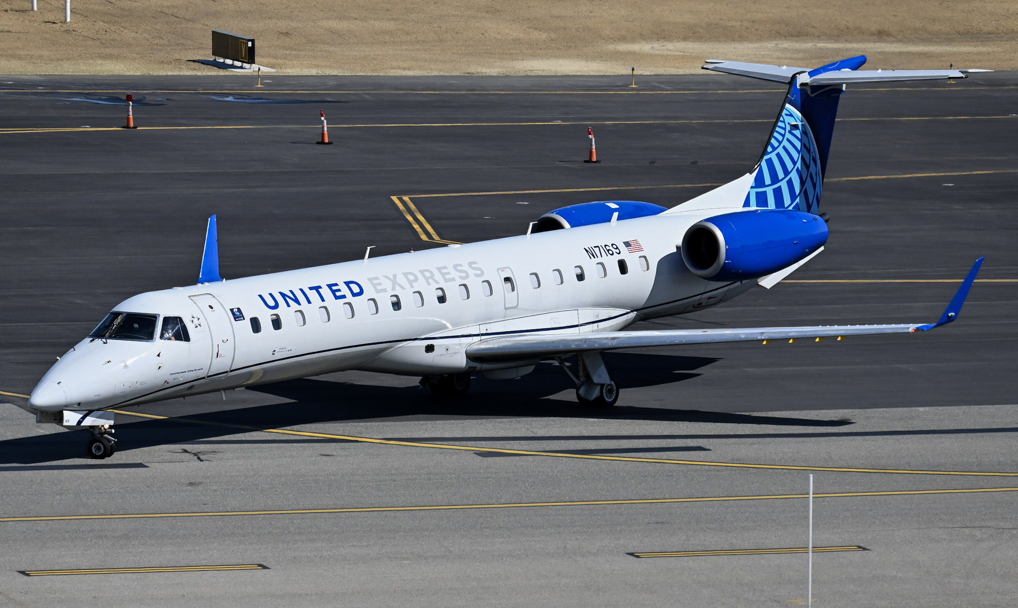 Full size: United Express Embraer ERJ145 N17169 at Theodore Francis Green State Airport