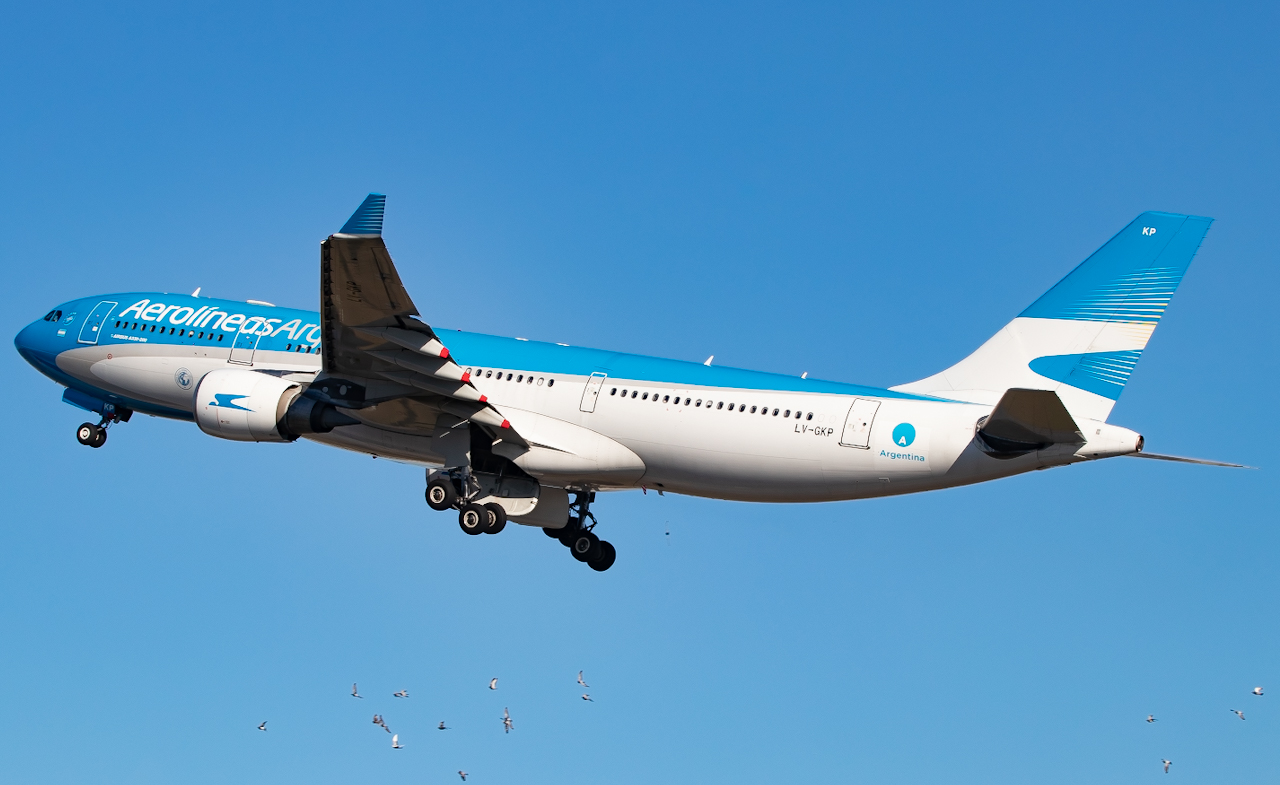 Full size: Aerolinas Argentinas  Airbus A330-200 LV-GKP  at Miami International Airport