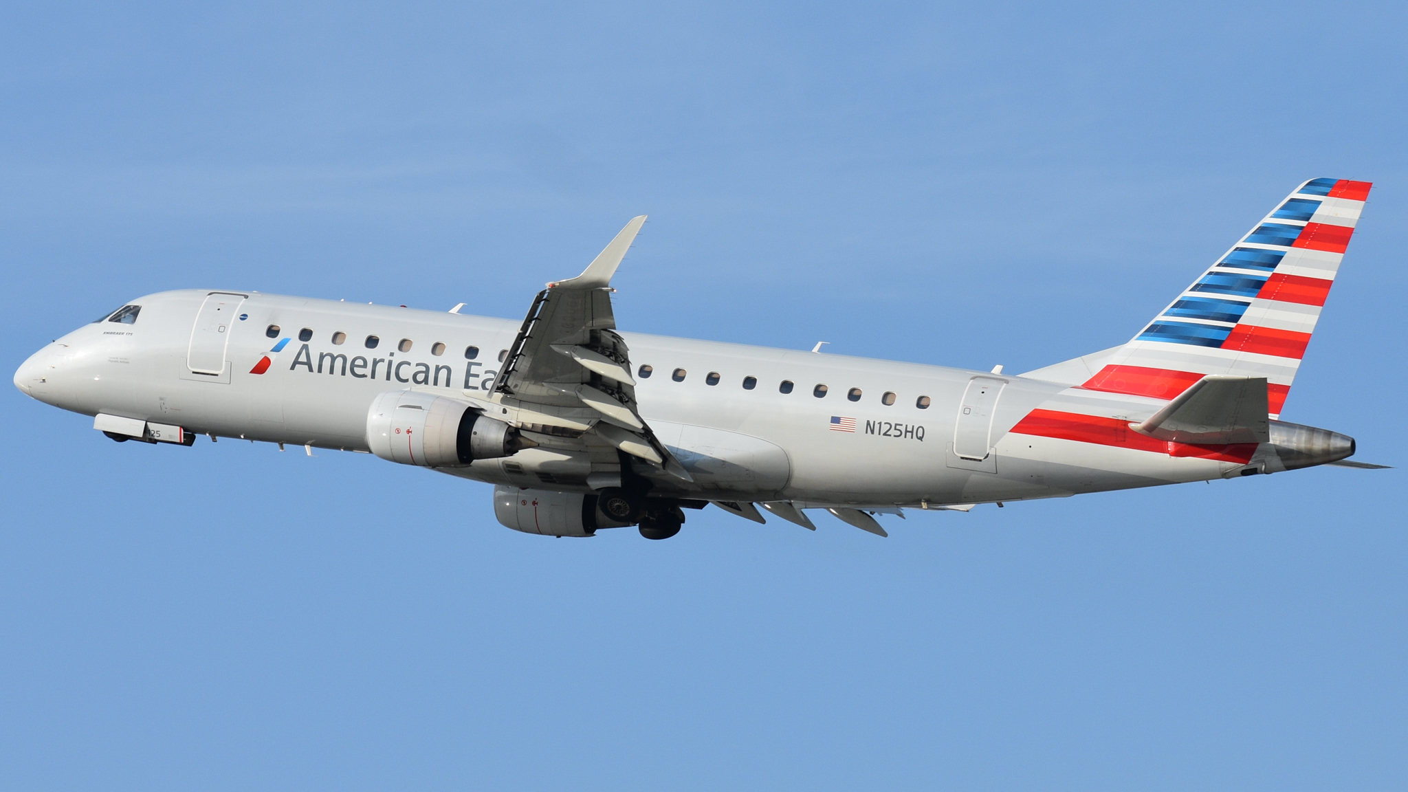 Full size: American Eagle Embraer E175 N125HQ at Ronald Reagan National Airport