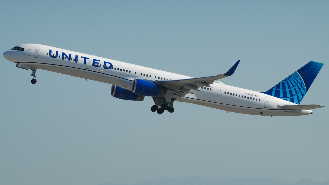 Full size: United Airlines Boeing 757-300 N77865 at Los Angeles International Airport