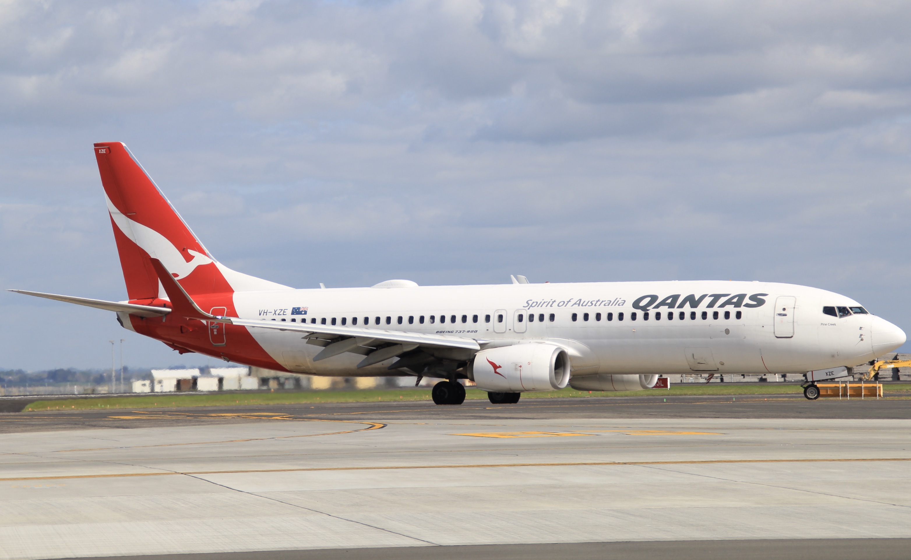 Full size: Qantas Airways Boeing 737-800 VH-XZE at Auckland International Airport