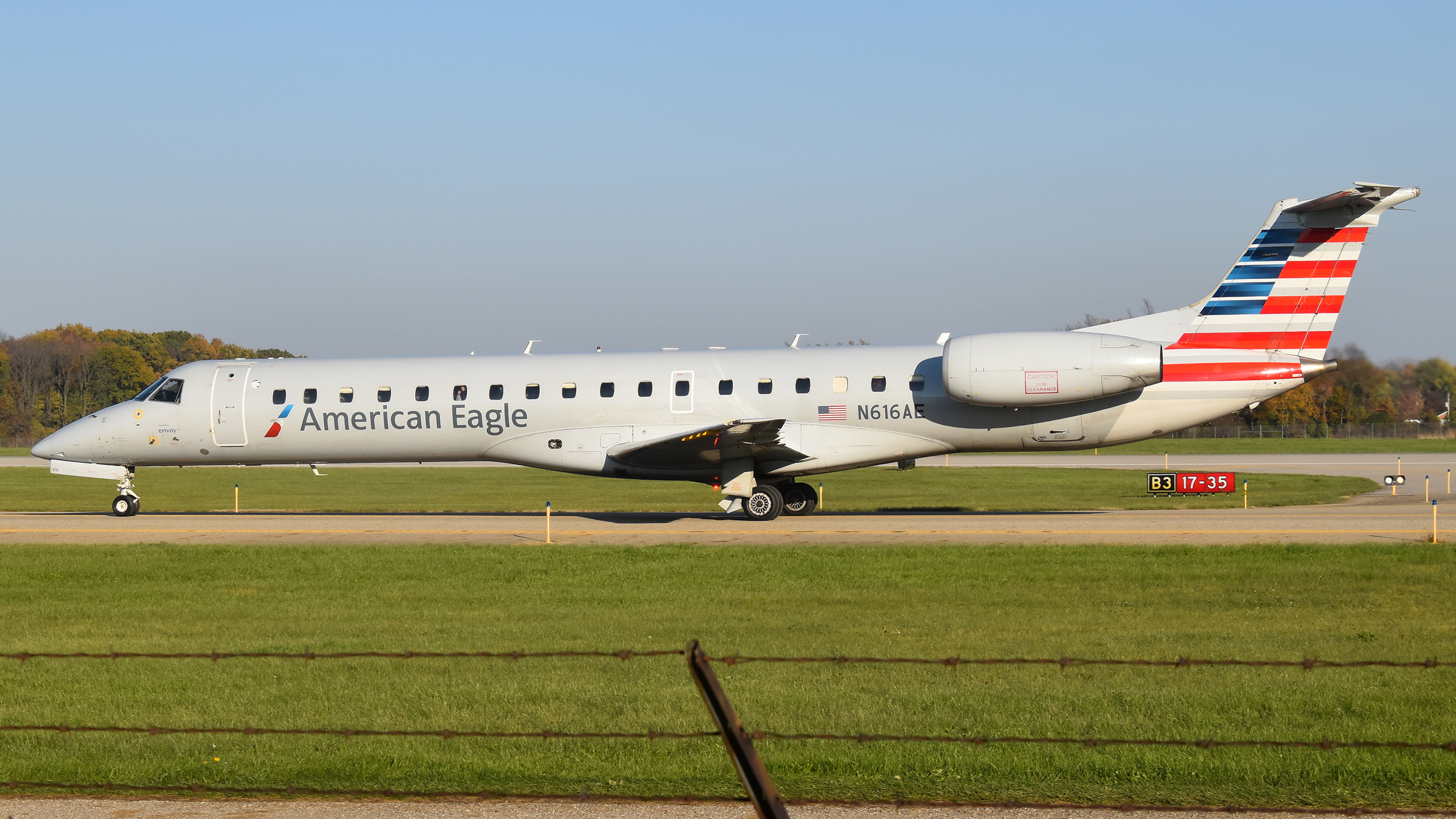 Full size: American Eagle Embraer ERJ145 N616AE at Kalamazoo Battle Creek International Airport