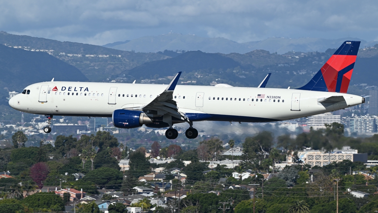 Full size: Delta Airlines Airbus A321-200 N338DN at Los Angeles International Airport