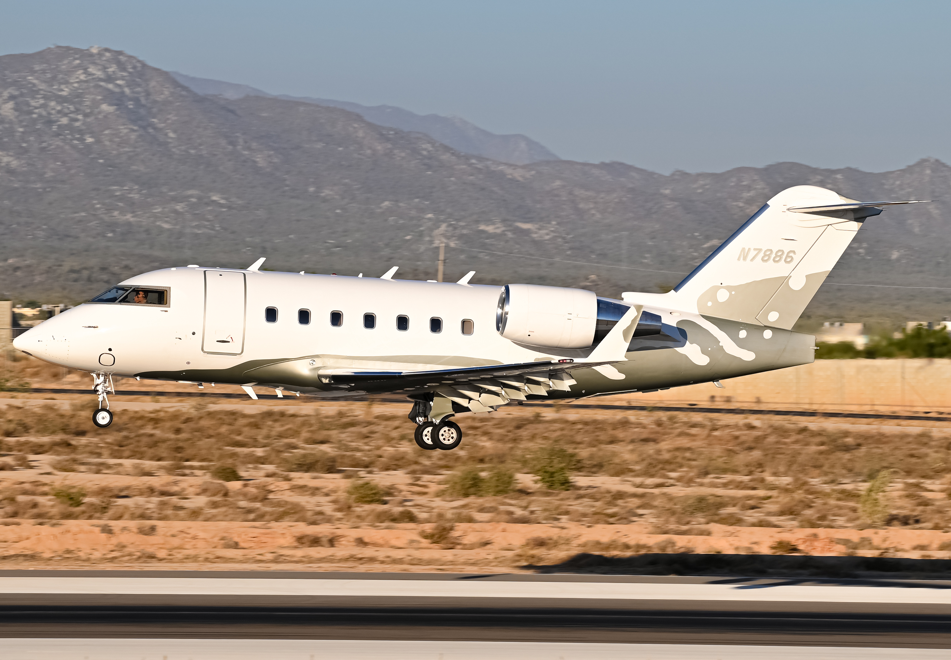 Full size: PRIVATE Bombardier Challenger 604 N7886 at Aeropuerto de Cabo San Lucas Internacional