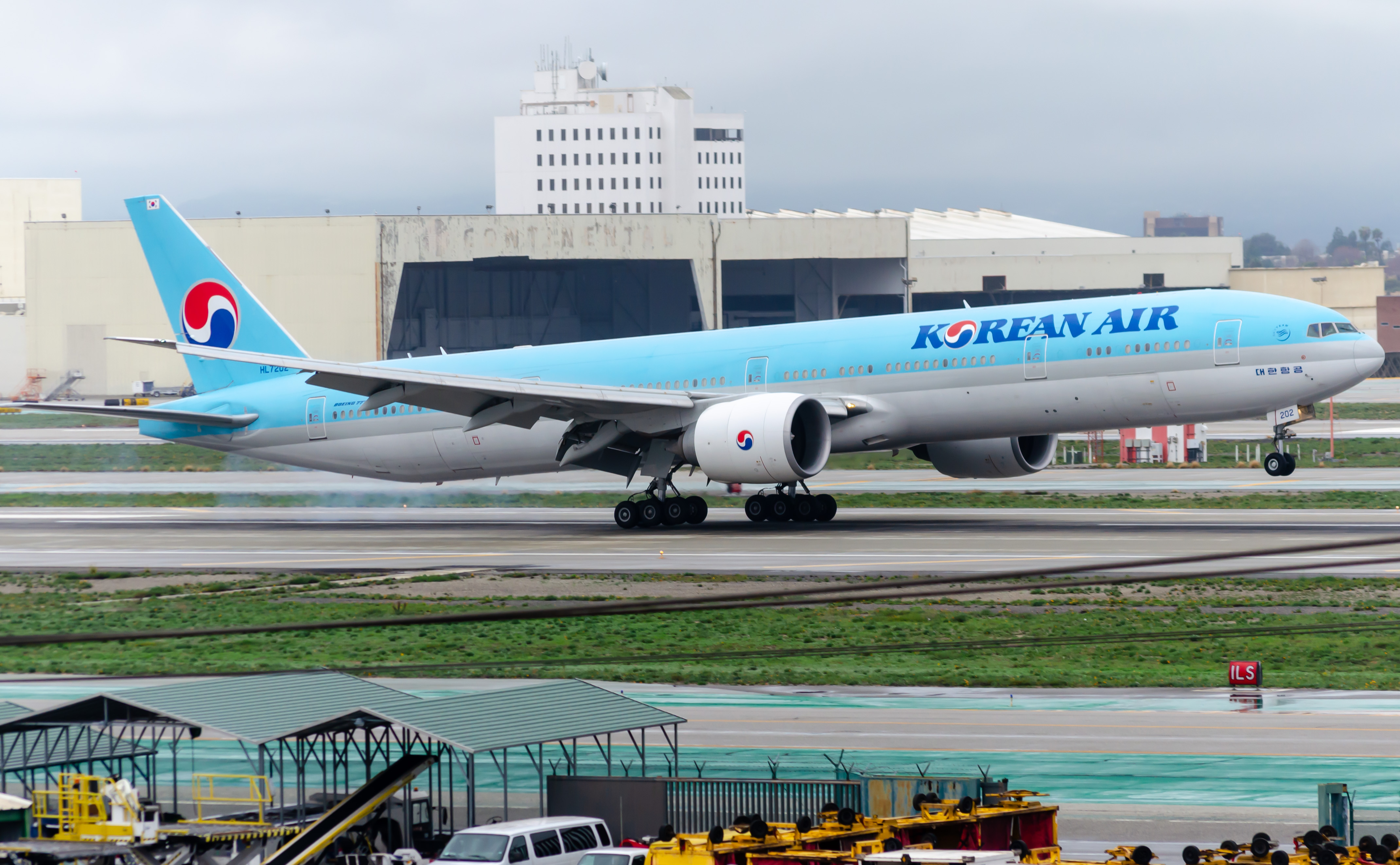 Full size: Korean Air Boeing 777-300ER HL7202 at Los Angeles International Airport