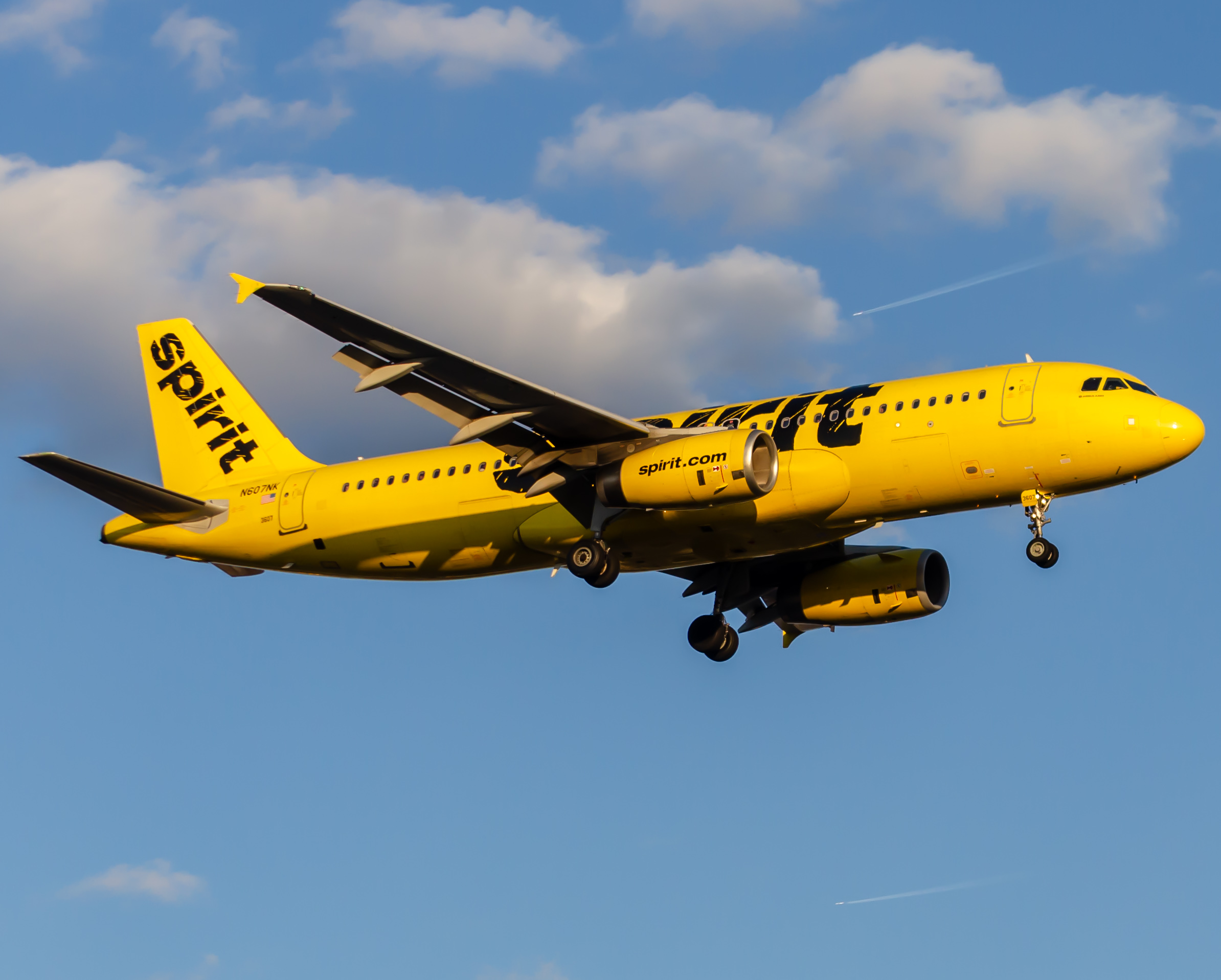Full size: Spirit Airlines Airbus A320 N607NK at Newark Liberty International Airport