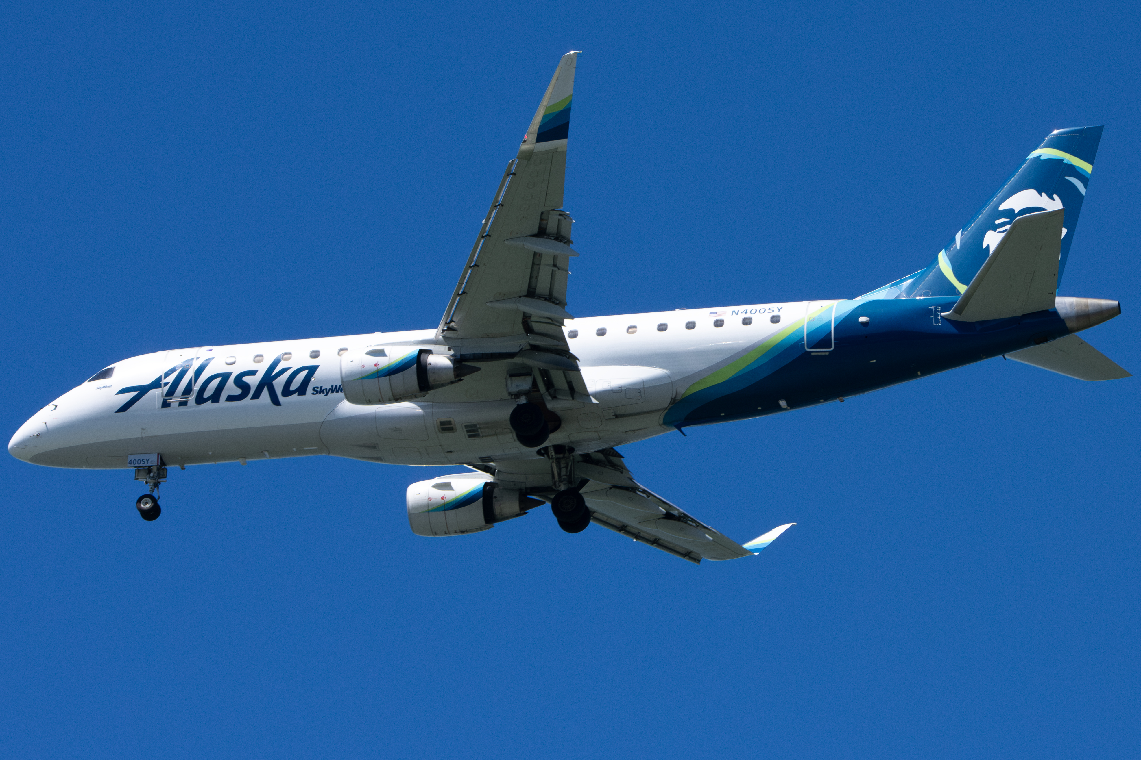 Full size: Alaska Airlines Embraer E175 N400SY at San Francisco International Airport