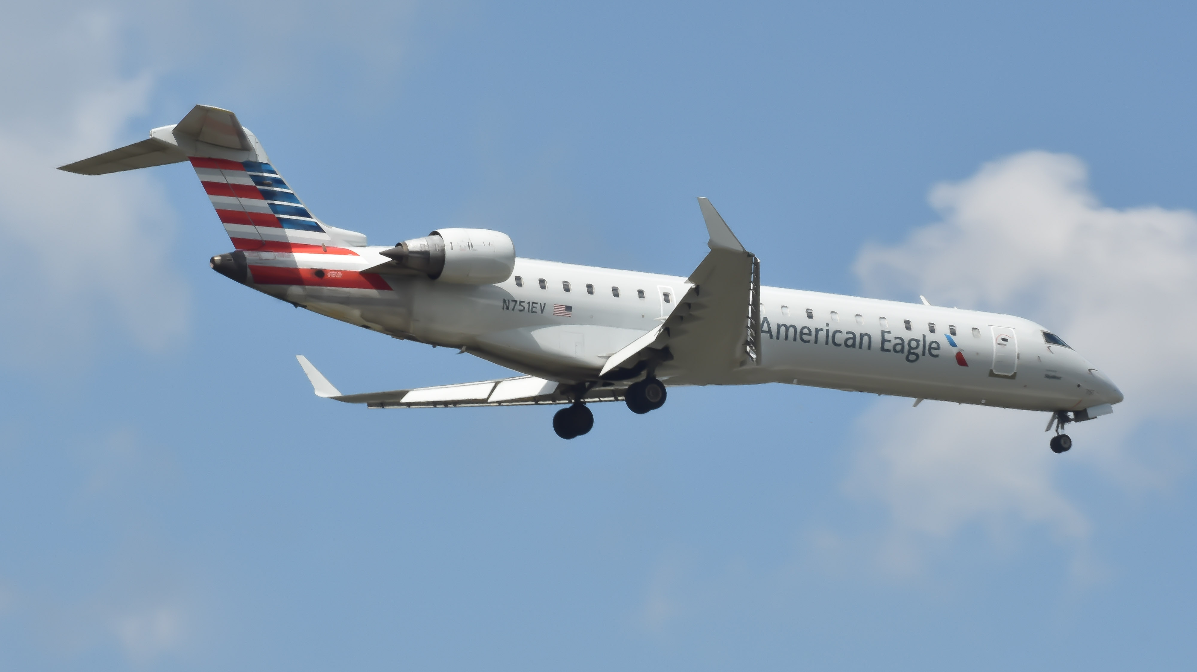 Full size: American Eagle Mitsubishi CRJ-700 N751EV at Chicago O'Hare International Airport