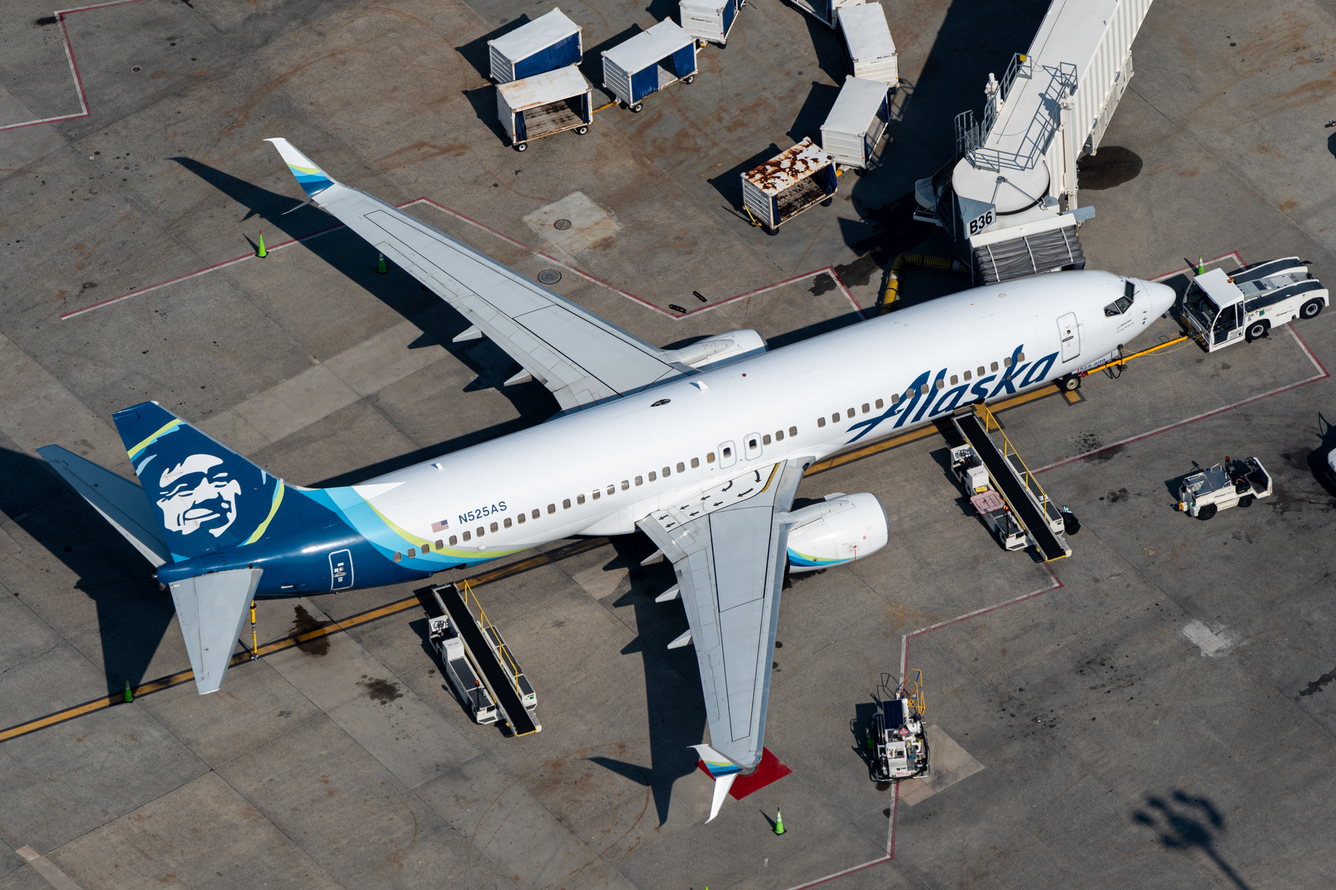 Full size: Alaska Airlines Boeing 737-800 N525AS at General Edward Lawrence Logan International Airport