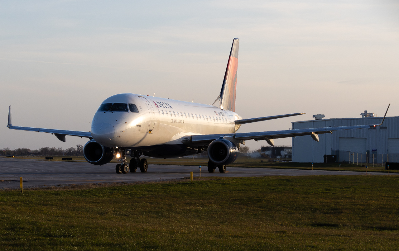Full size: Delta Connection Embraer E175 N613CZ at Hector International Airport