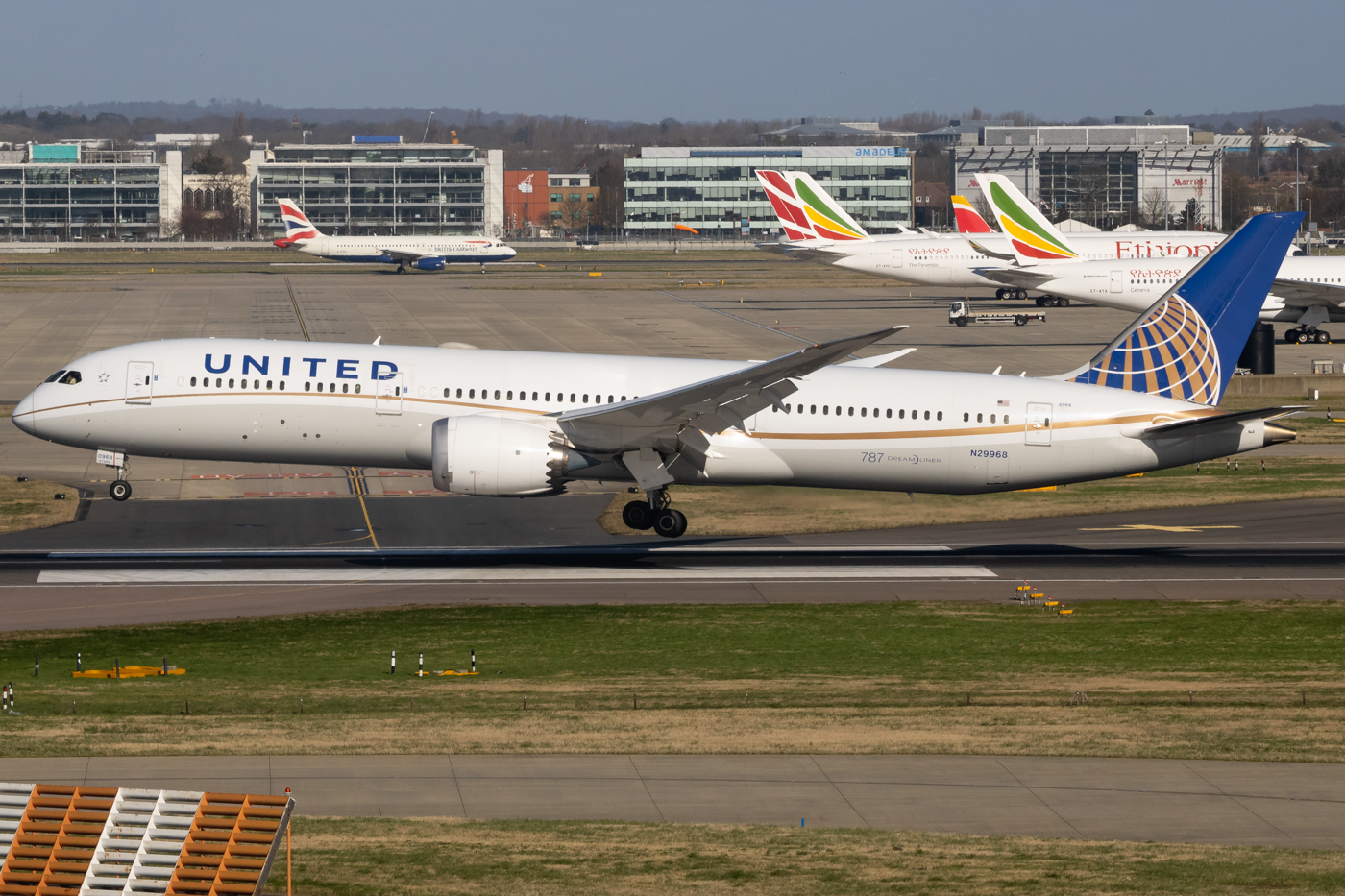 Full size: United Airlines Boeing 787-9 N29968 at London Heathrow International Airport