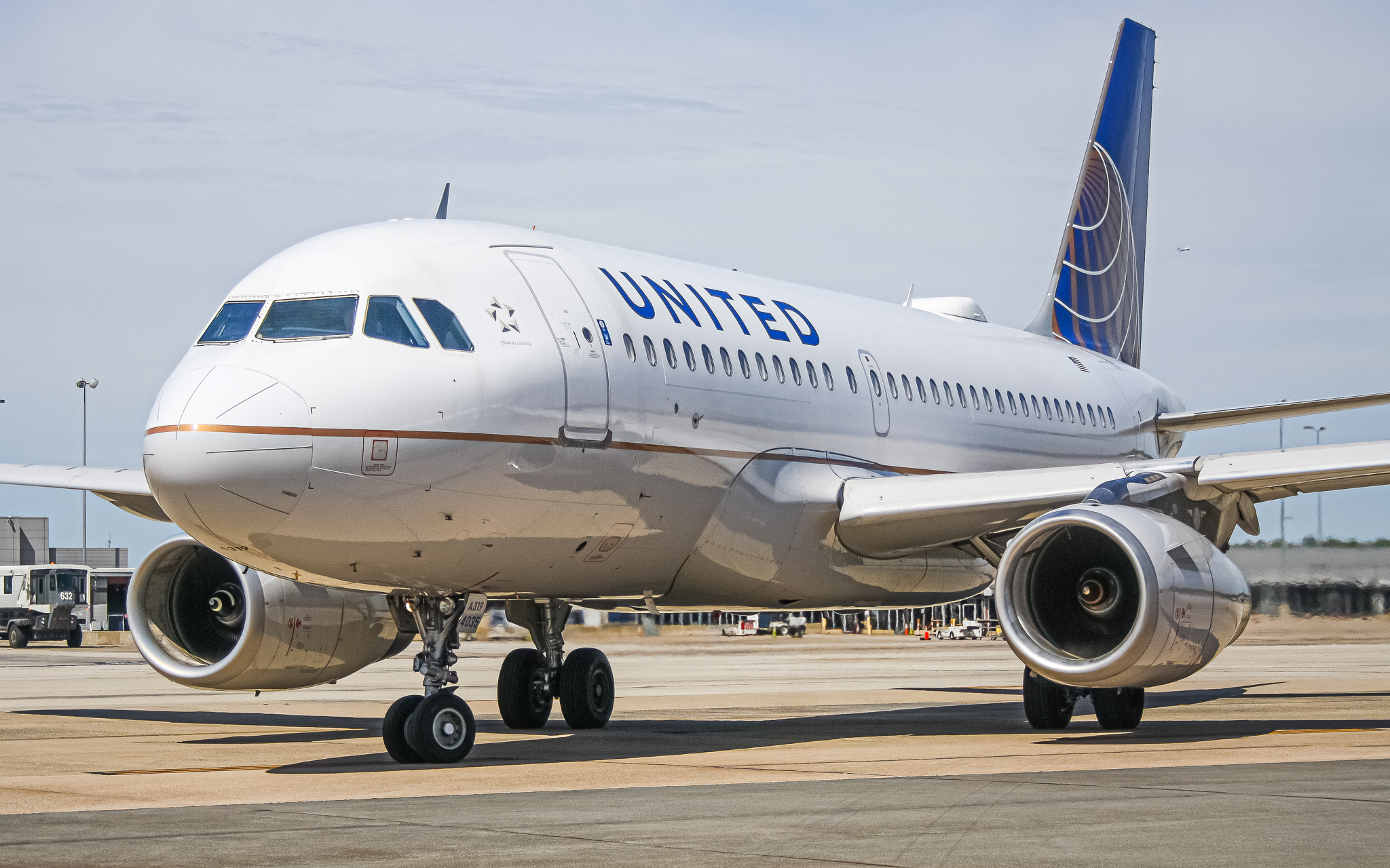 Full size: United Airlines Airbus A319 N835UA at Washington Dulles International Airport