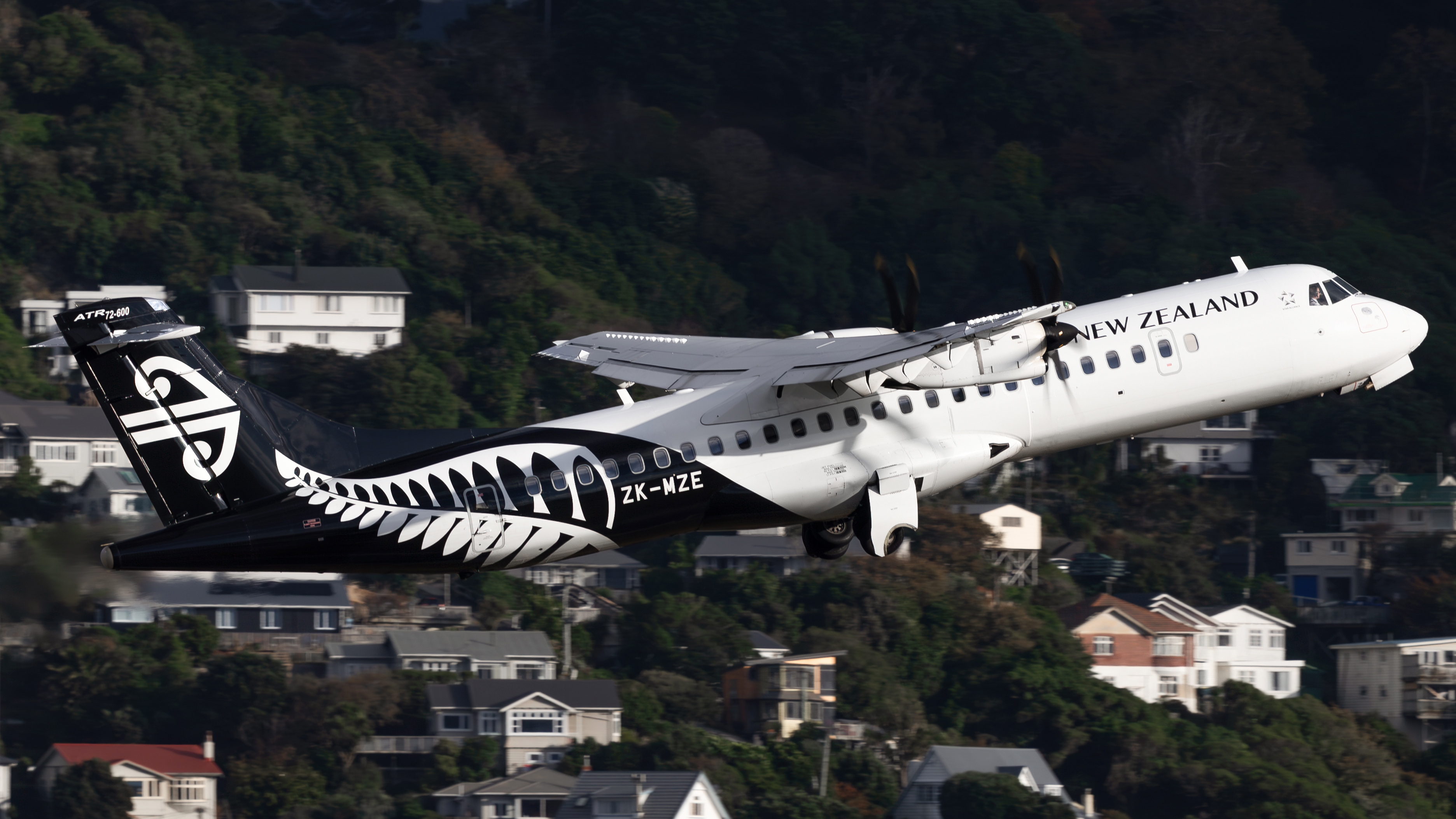 Full size: Air New Zealand ATR 72-600 ZK-MZE at Wellington International Airport