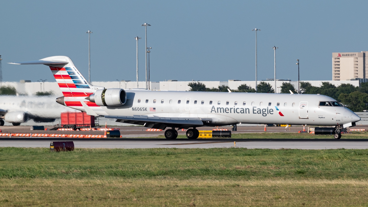 Full size: American Eagle Mitsubishi CRJ-700 N606SK at Dallas-Fort Worth International Airport