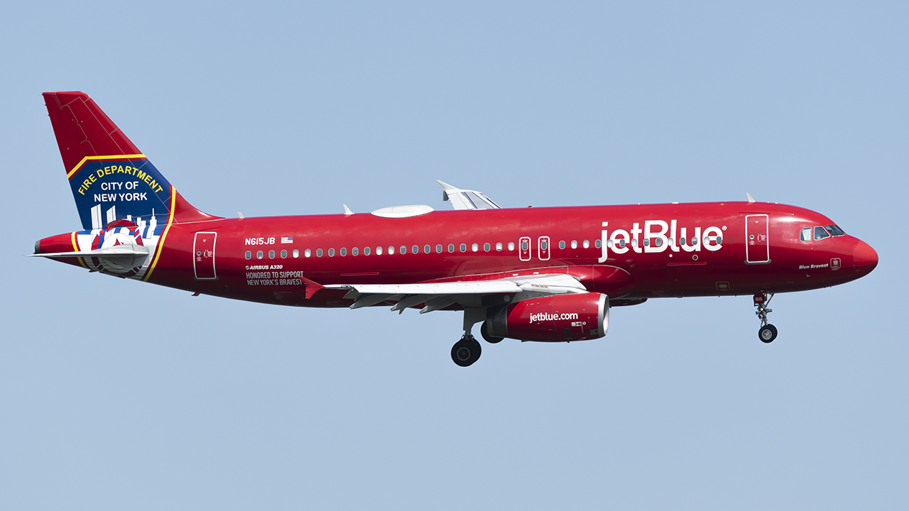 Full size: JetBlue Airways Airbus A320 N615JB at Ronald Reagan National Airport