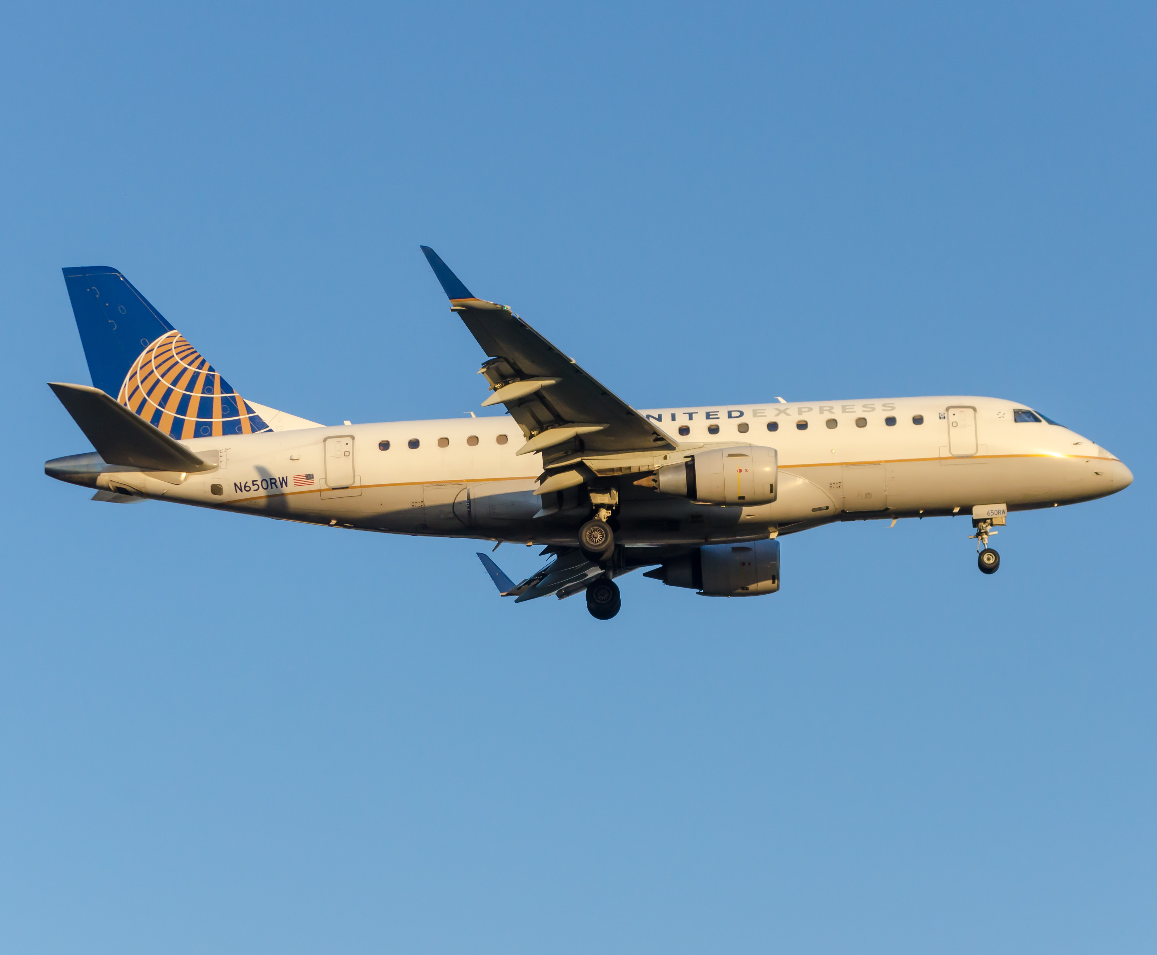 Full size: United Express Embraer E170 N650RW at Newark Liberty International Airport