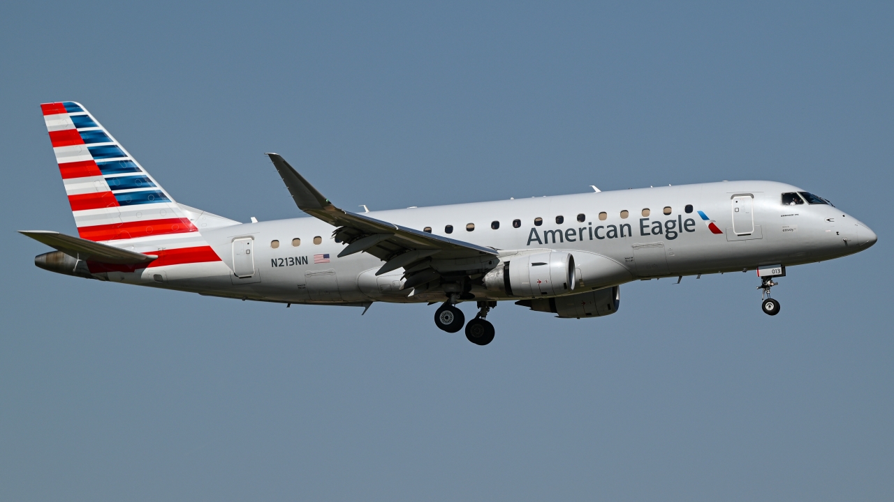 Full size: American Eagle Embraer E175 N213NN at Dallas-Fort Worth International Airport