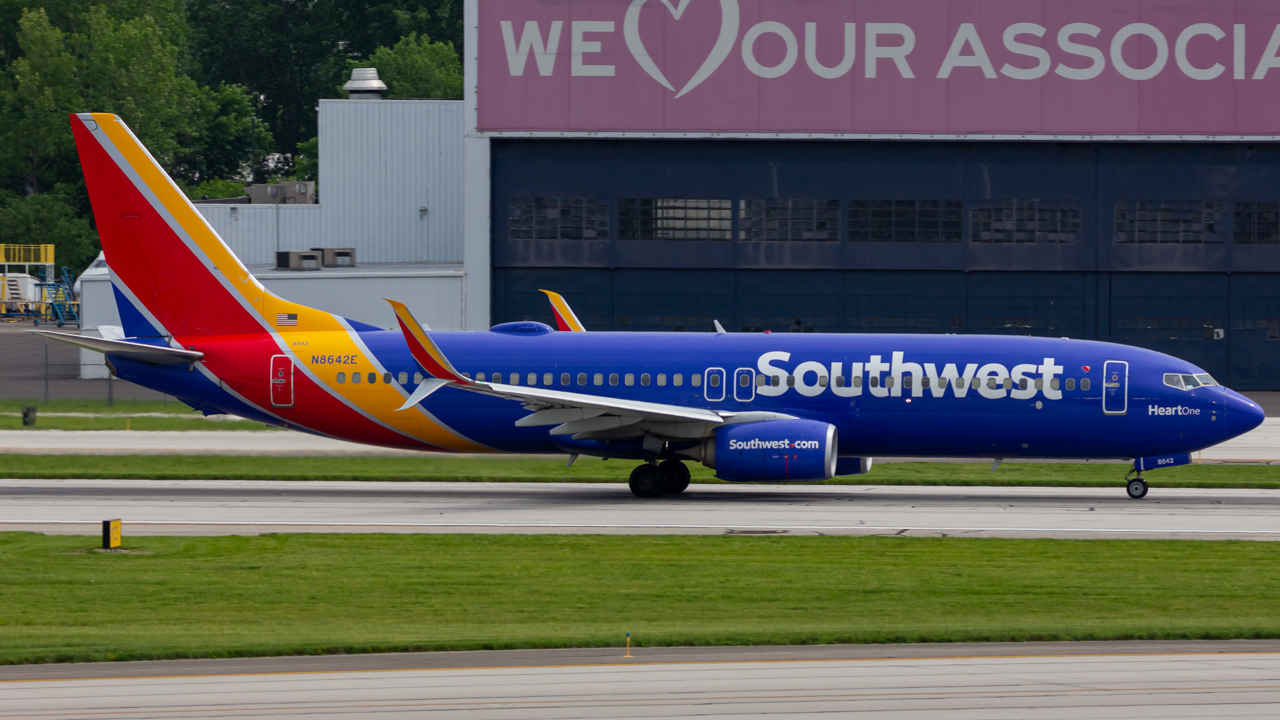 Full size: Southwest Airlines Boeing 737-800 N8642E at John Glenn Columbus International Airport
