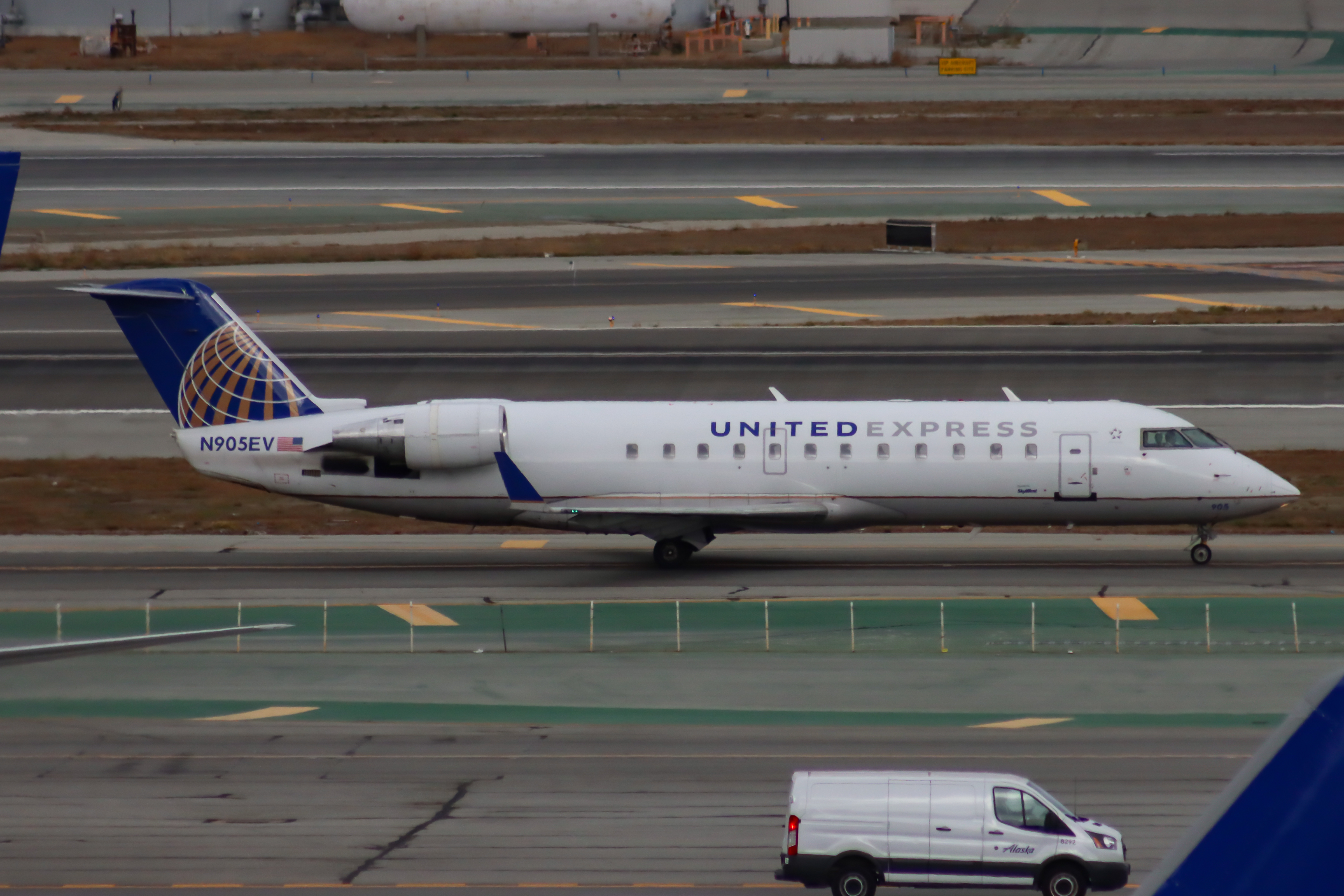 Full size: United Express Mitsubishi CRJ-200 N905EV at San Francisco International Airport