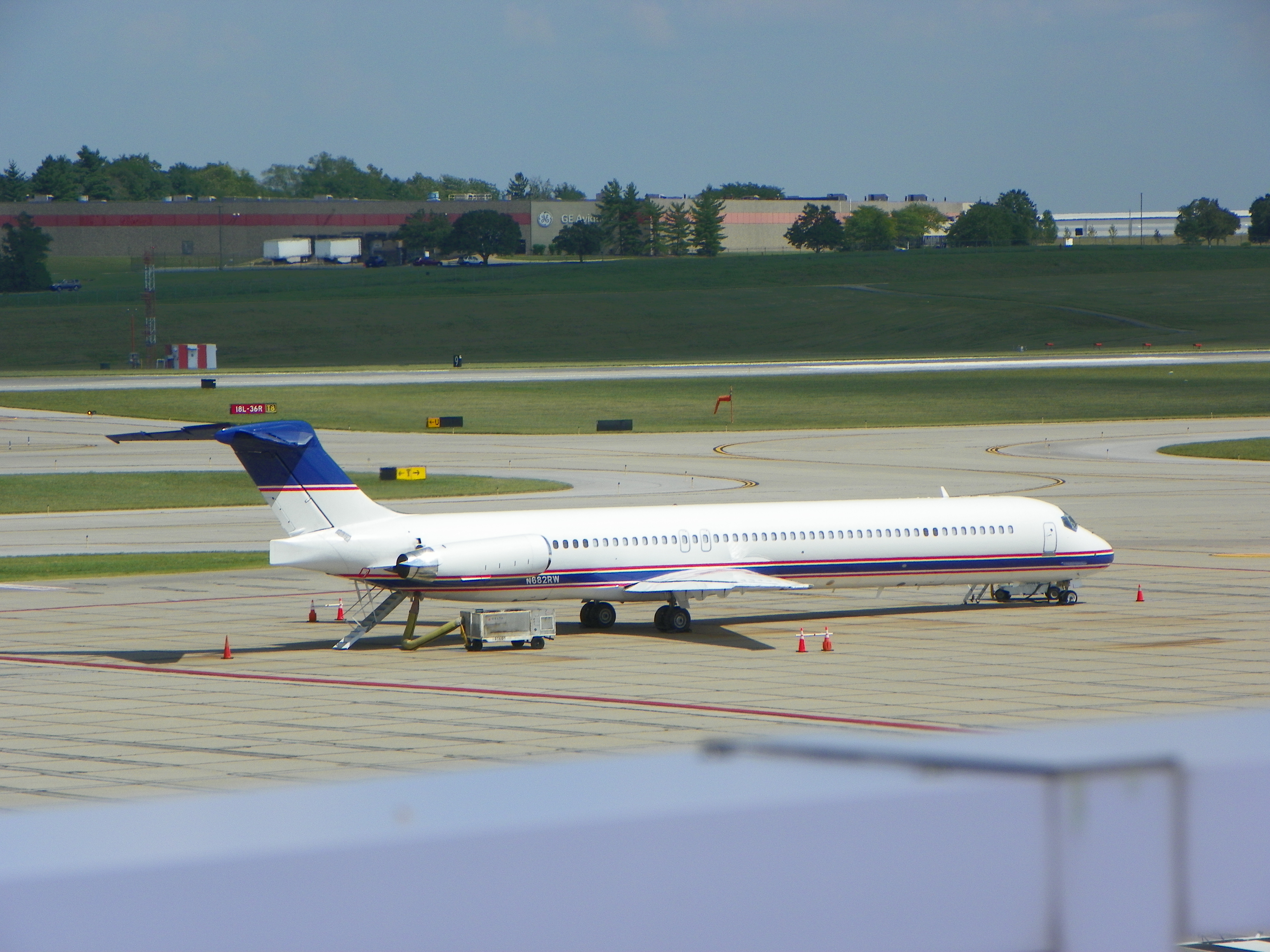 Full size: PRIVATE McDonnell Douglas MD-80 N682RW at Cincinnati/Northern Kentucky International Airport