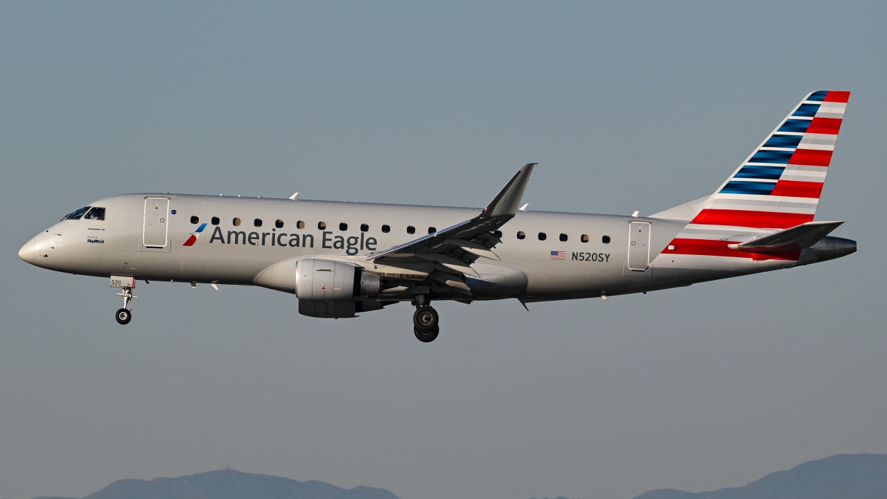 Full size: American Eagle Embraer E175 N520SY at Los Angeles International Airport