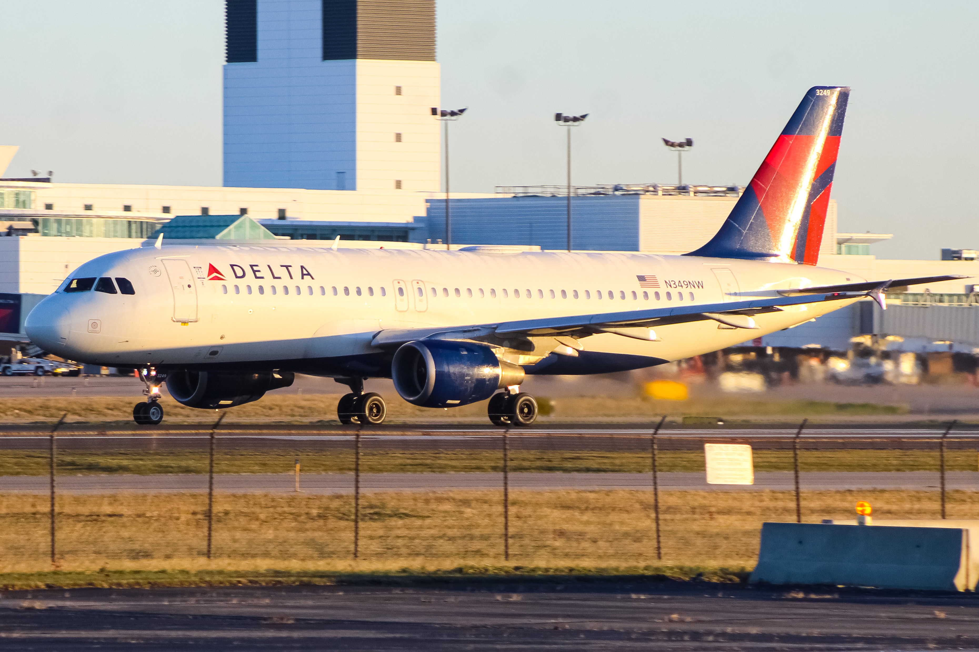 Full size: Delta Airlines Airbus A320 N349NW at Cincinnati/Northern Kentucky International Airport