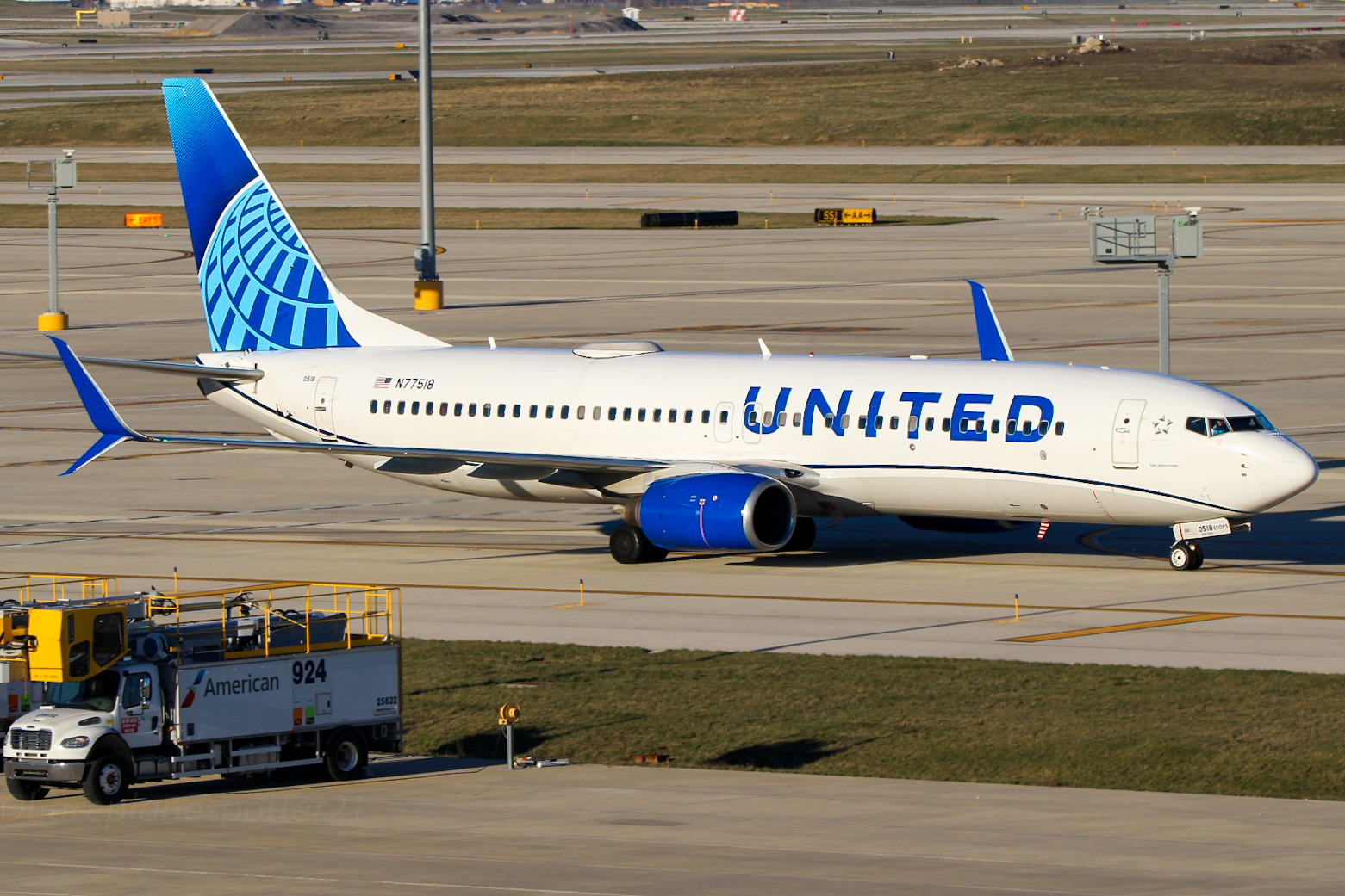 Full size: United Airlines Boeing 737-800 N77518 at Chicago O'Hare International Airport