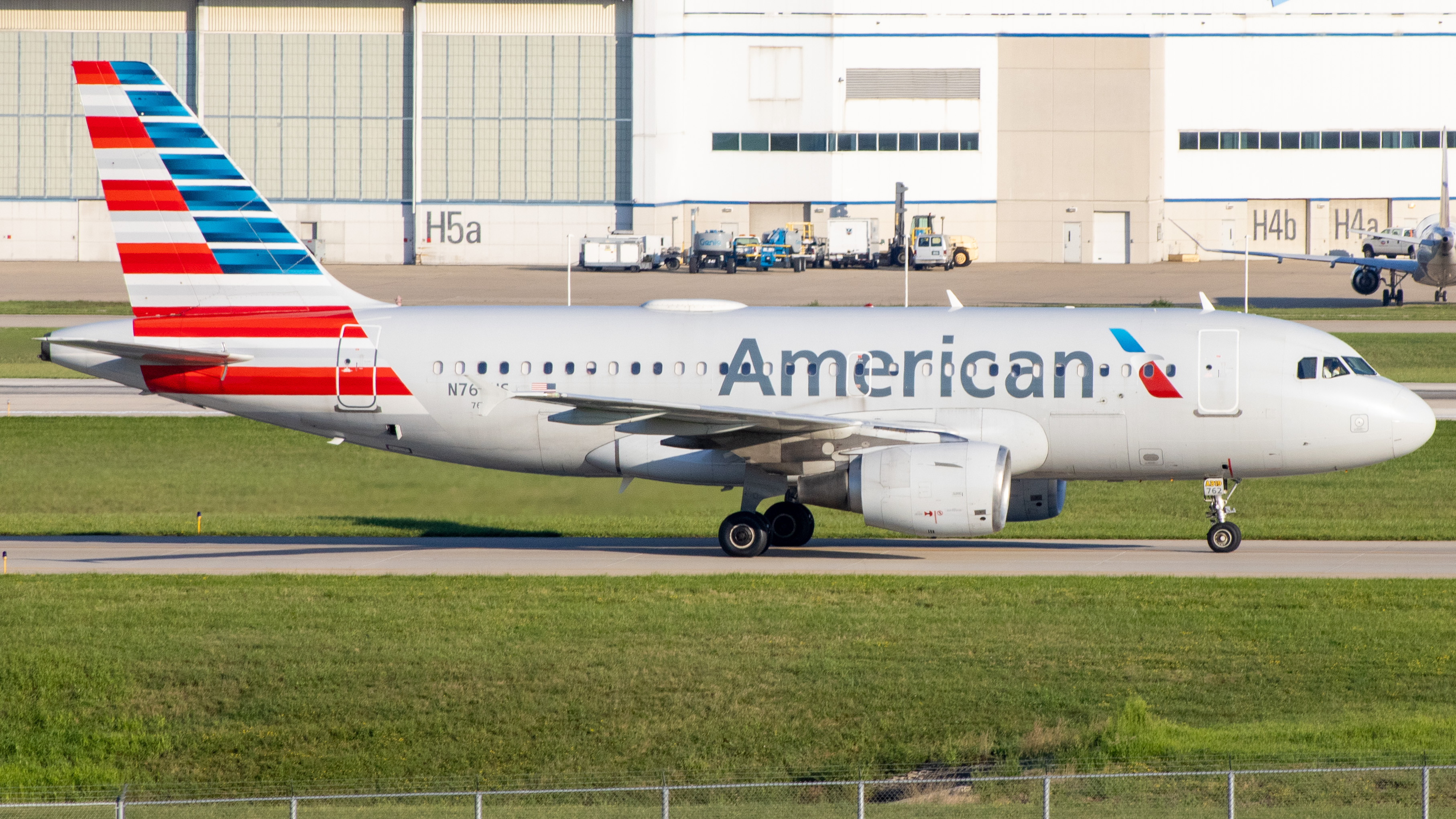 Full size: American Airlines Airbus A320 N762US at Indianapolis International Airport