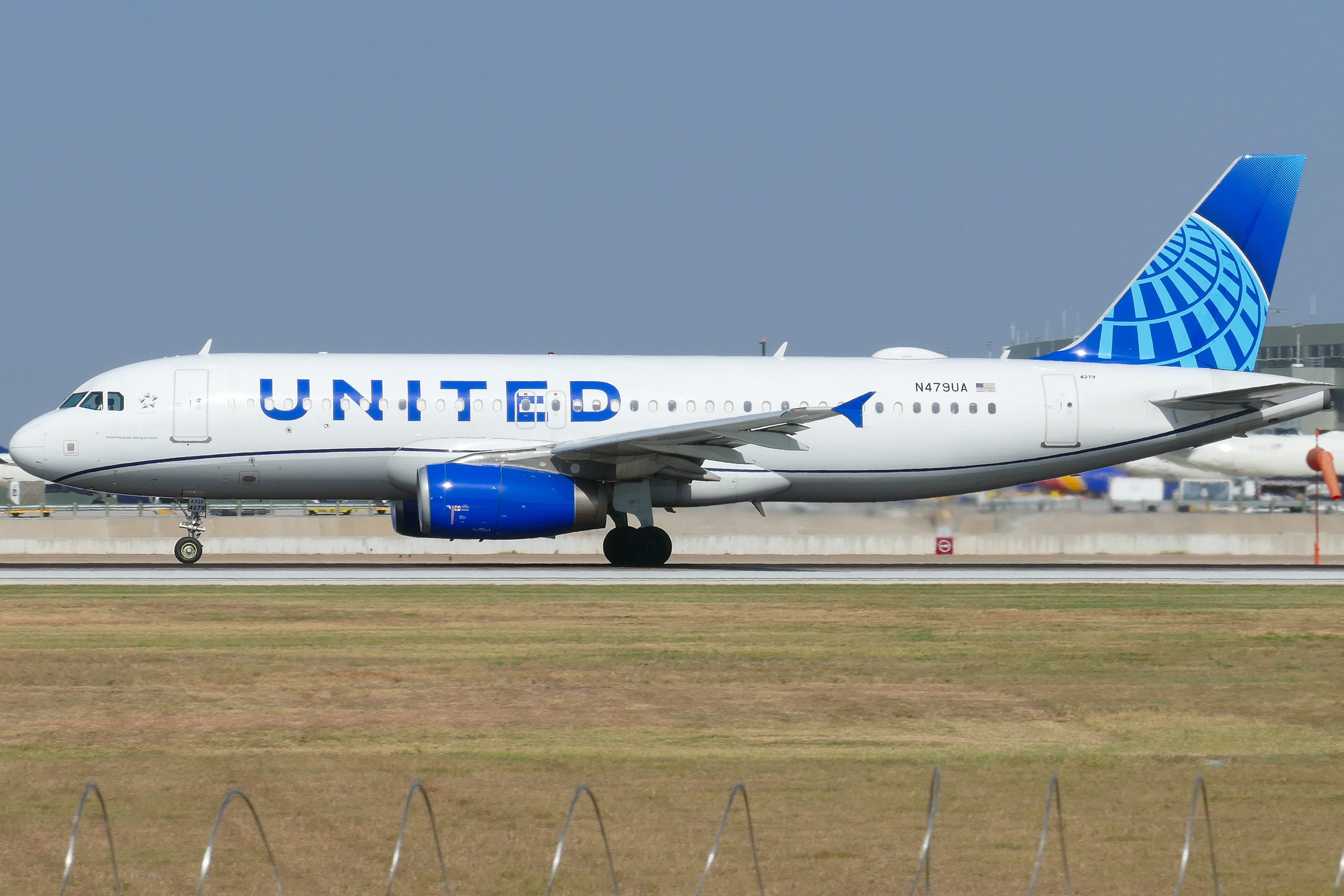 Full size: United Airlines Airbus A320 N479UA at Austin-Bergstrom International Airport