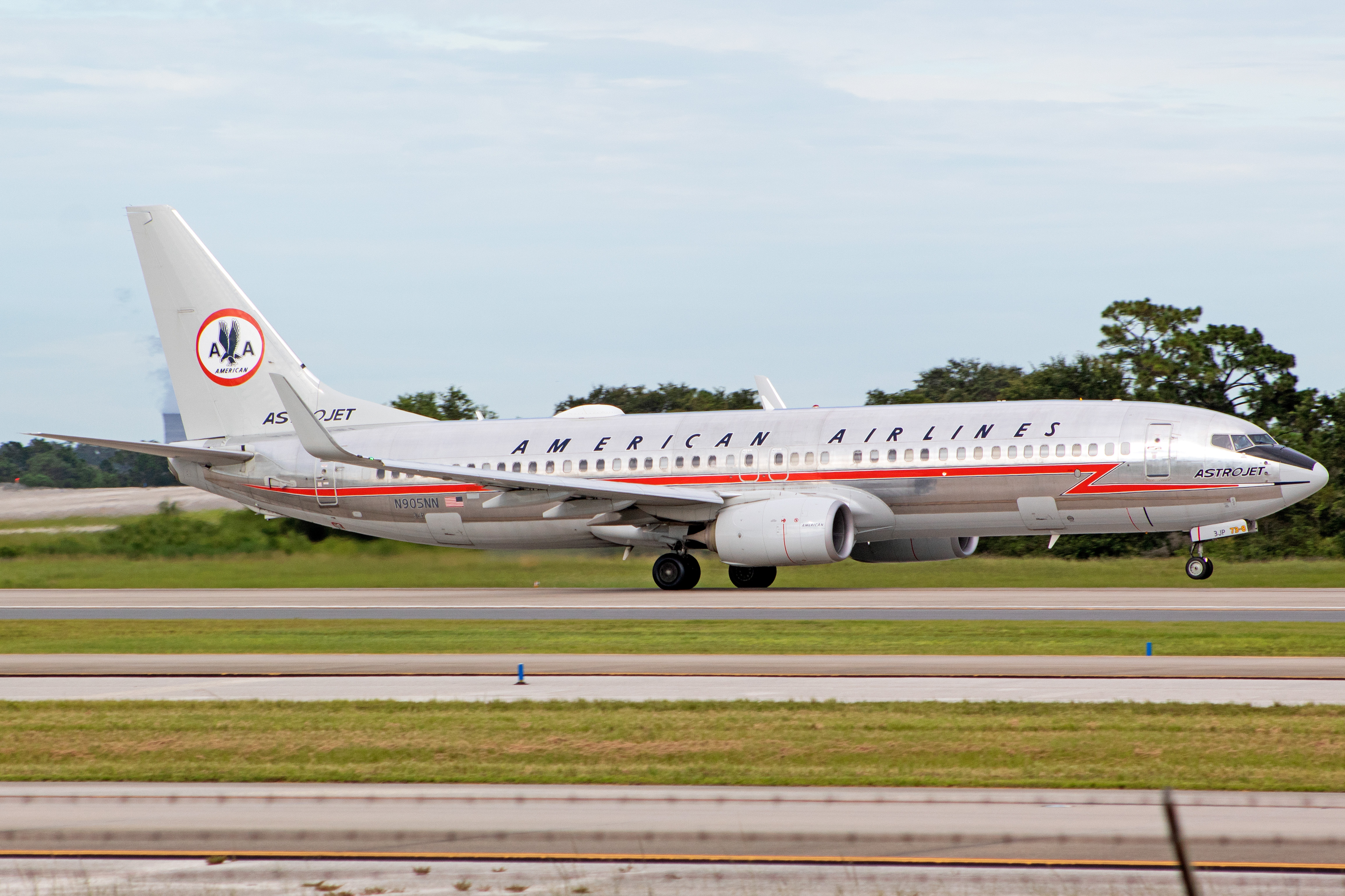 Full size: American Airlines Boeing 737-800 N905NN at Orlando International Airport