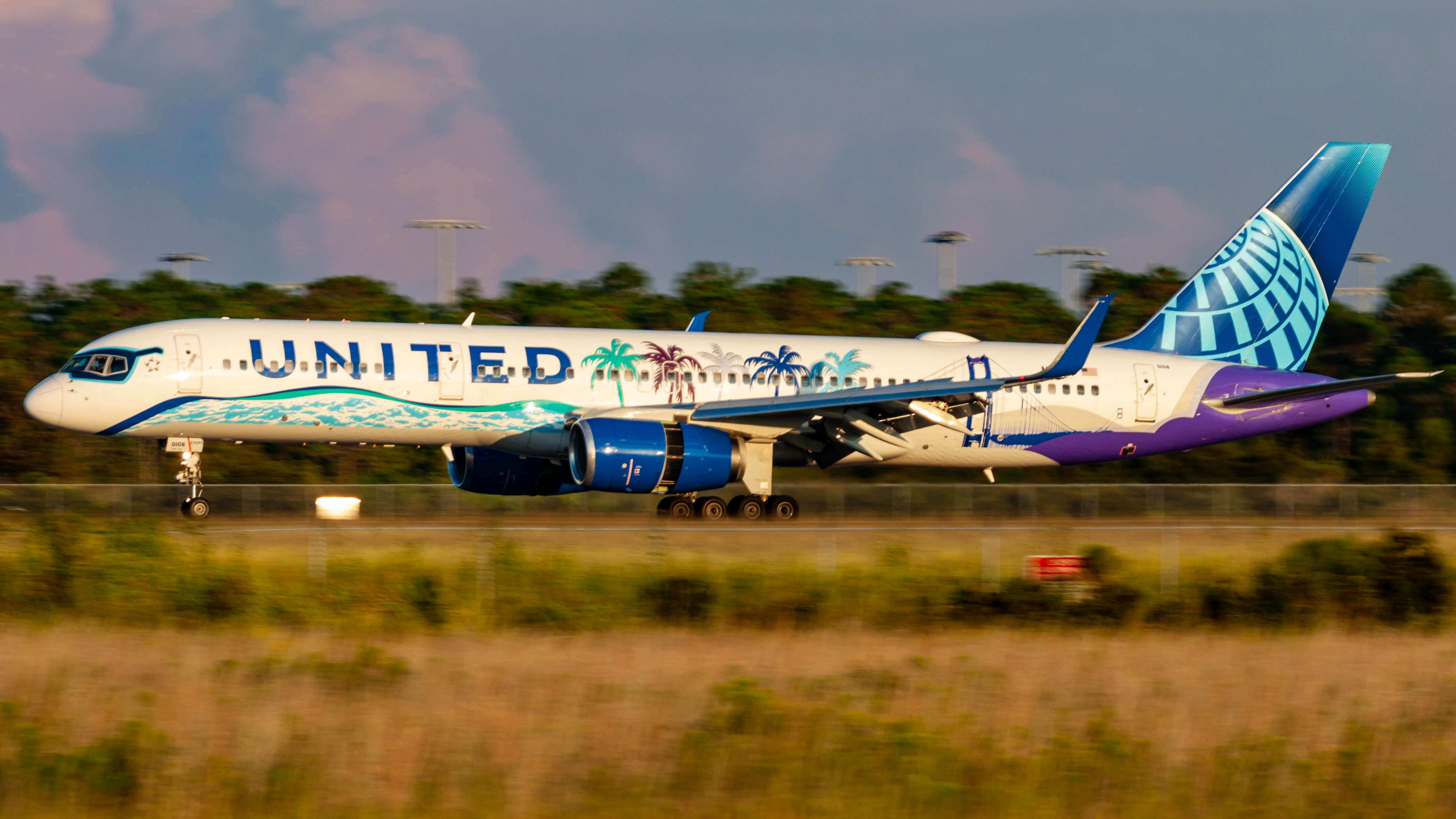 Full size: United Airlines Boeing 757-200 N14106 at Orlando International Airport