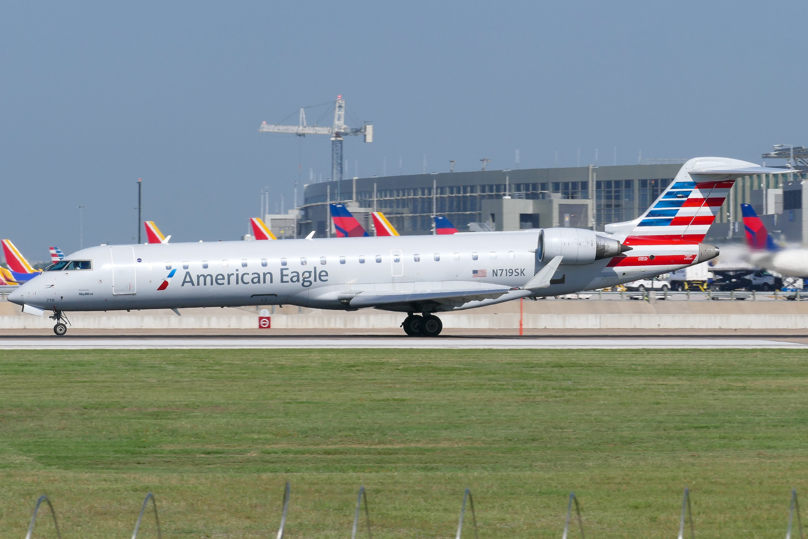 Full size: SkyWest Airlines Mitsubishi CRJ-700 N719SK at Austin-Bergstrom International Airport