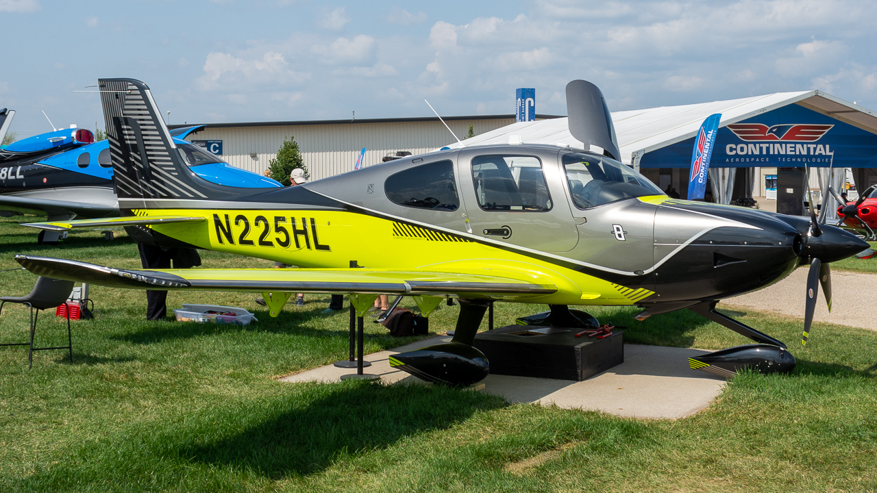 Full size: PRIVATE Cirrus SR-22 N225HL at Wittman Regional Airport