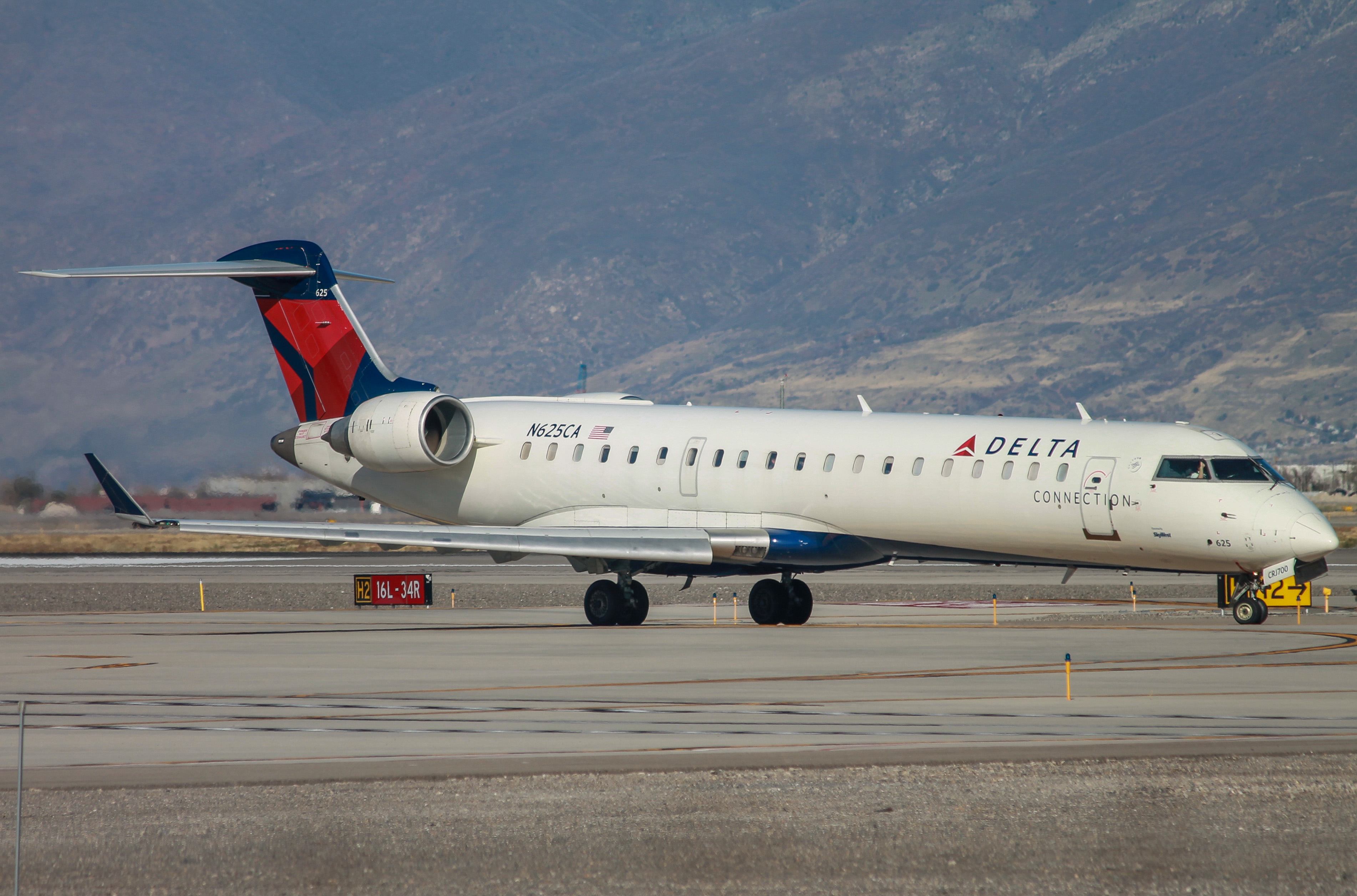 Full size: Delta Airlines Mitsubishi CRJ-700 N625CA at Salt Lake City International Airport