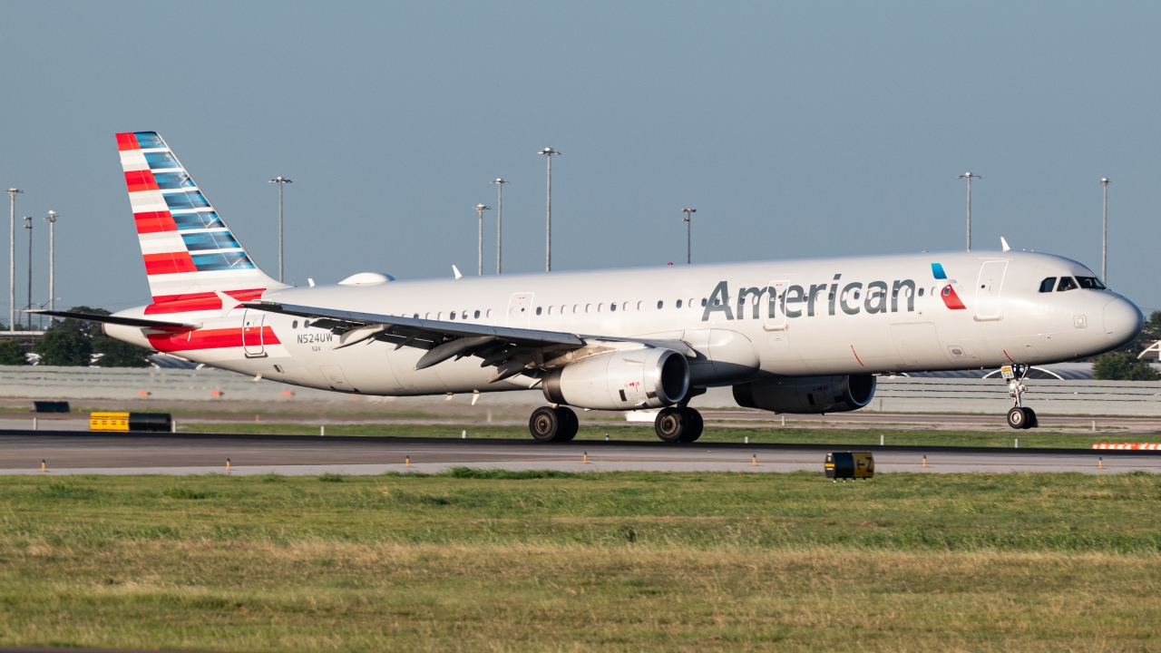 Full size: American Airlines Airbus A321-200 N524UW at Dallas-Fort Worth International Airport