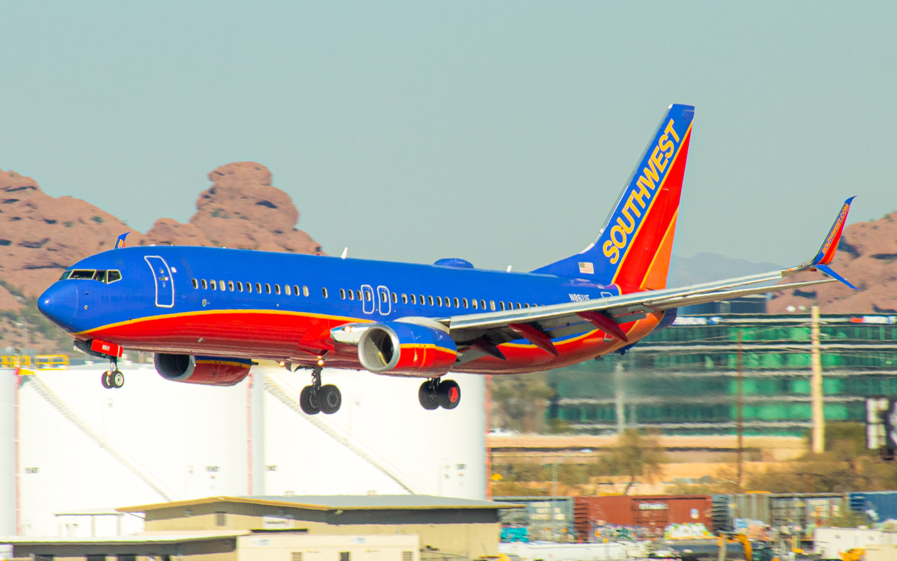 Full size: Southwest Airlines Boeing 737-800 N8611F at Phoenix Sky Harbor International Airport