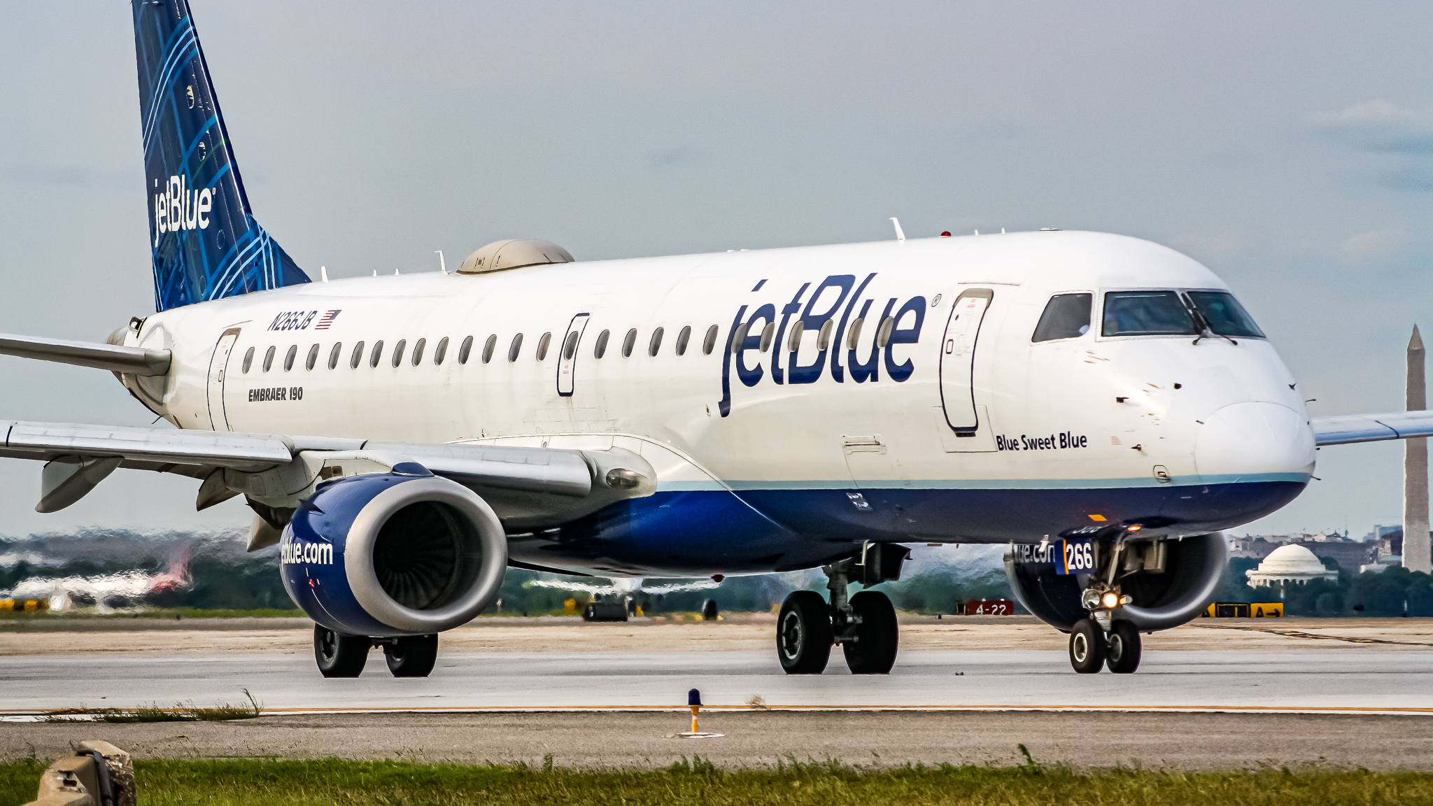 Full size: JetBlue Airways Embraer E190 N266JB at Ronald Reagan National Airport