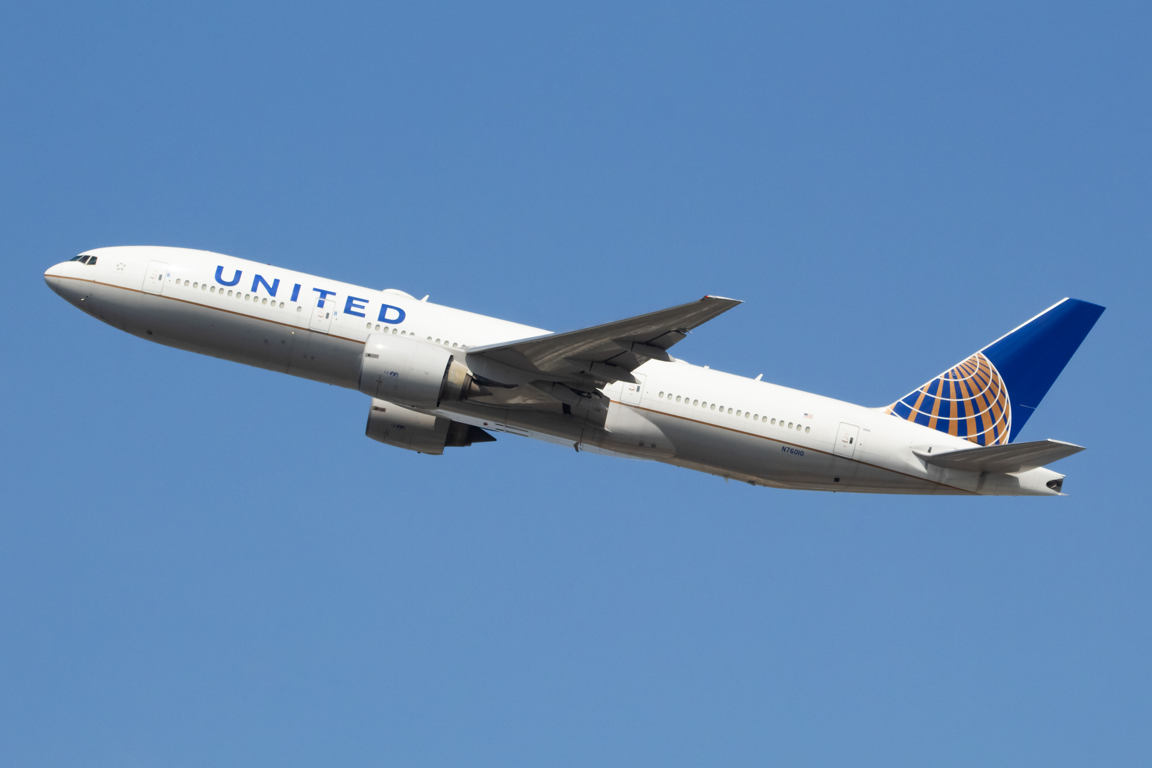 Full size: United Airlines Boeing 777-224ER N76010 at Newark Liberty International Airport