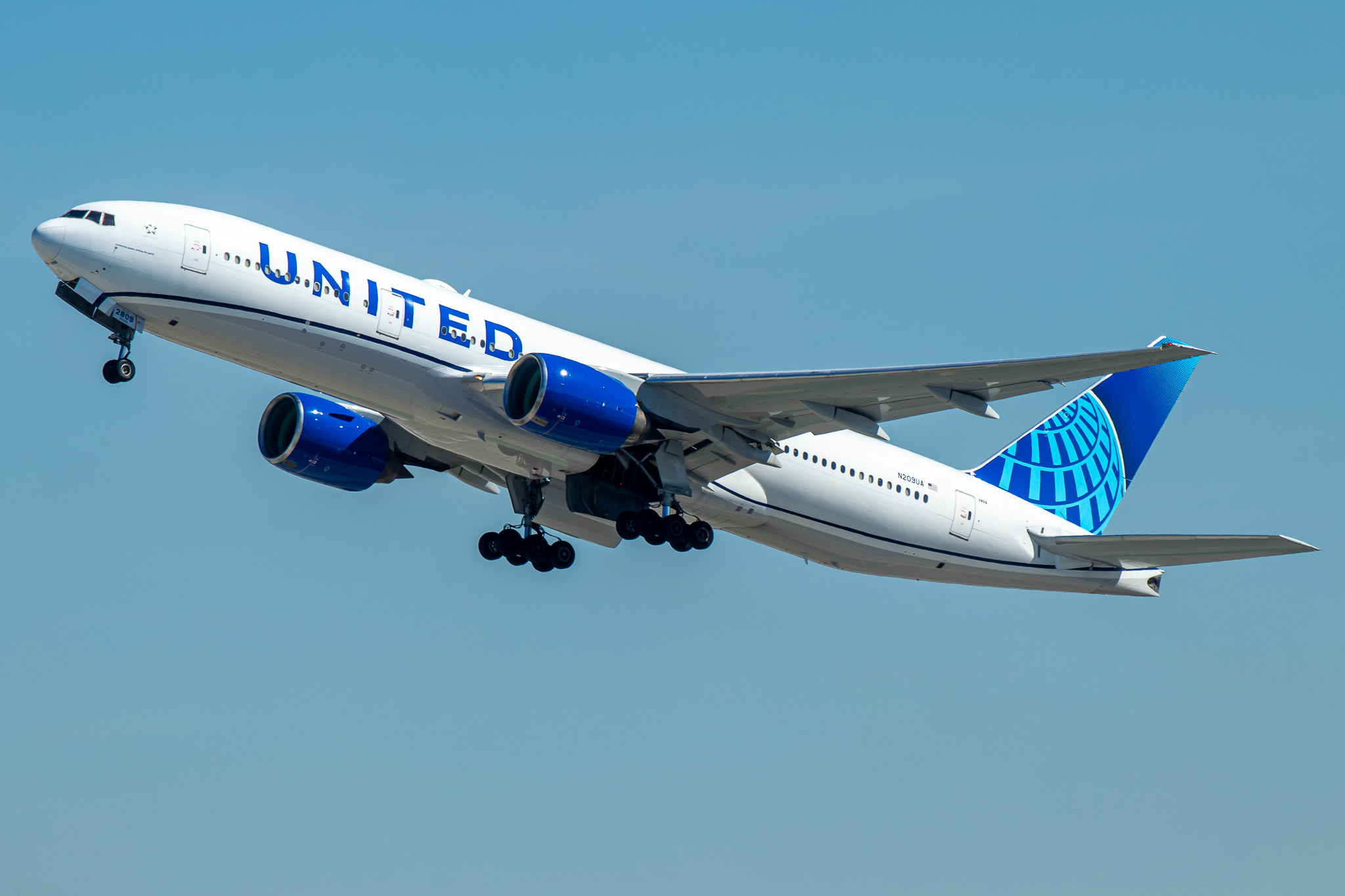 Full size: United Airlines Boeing 777-200 N209UA at Los Angeles International Airport